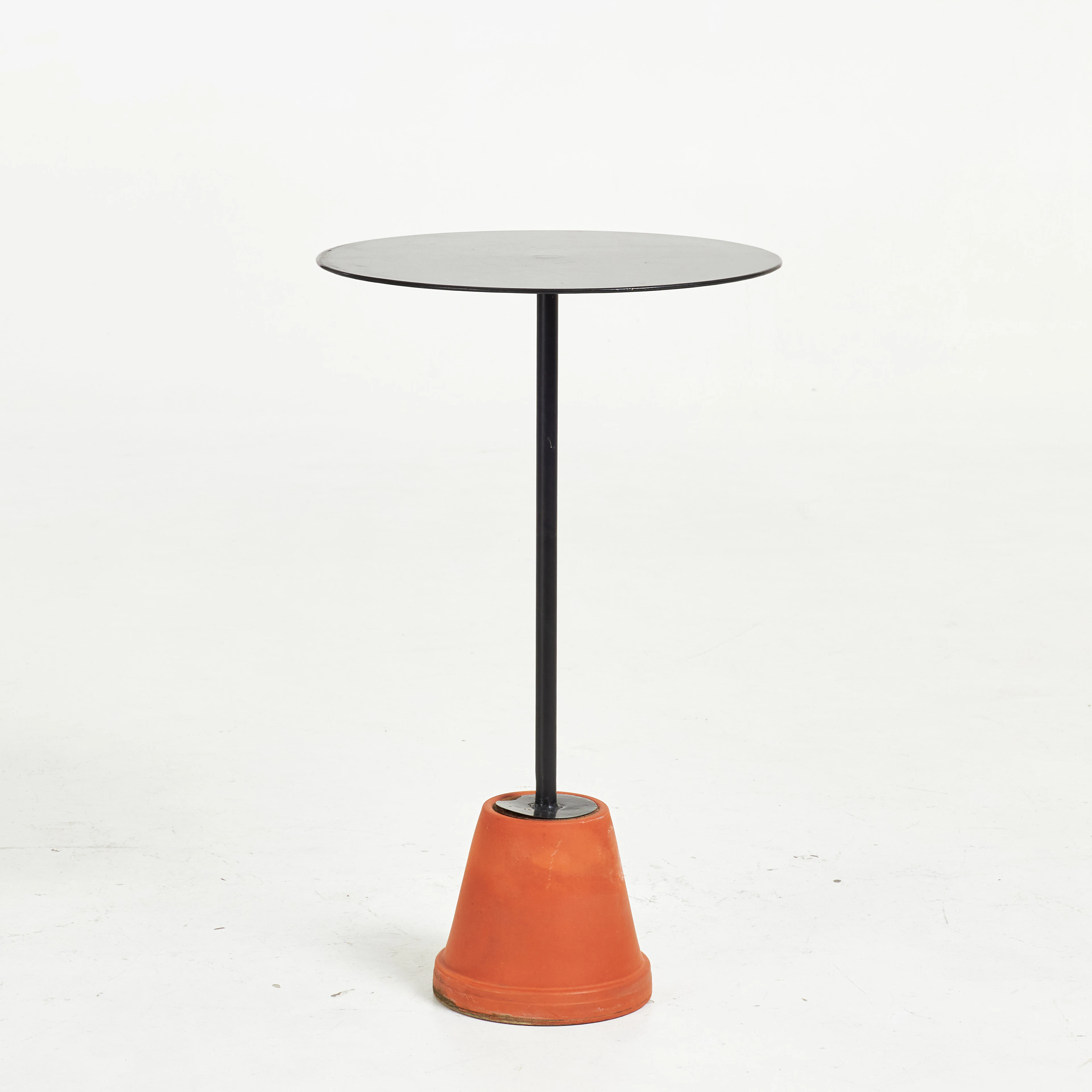 JONAS BOHLIN. Bord, svartlackerad metall, betongfylld terrakottakruka.