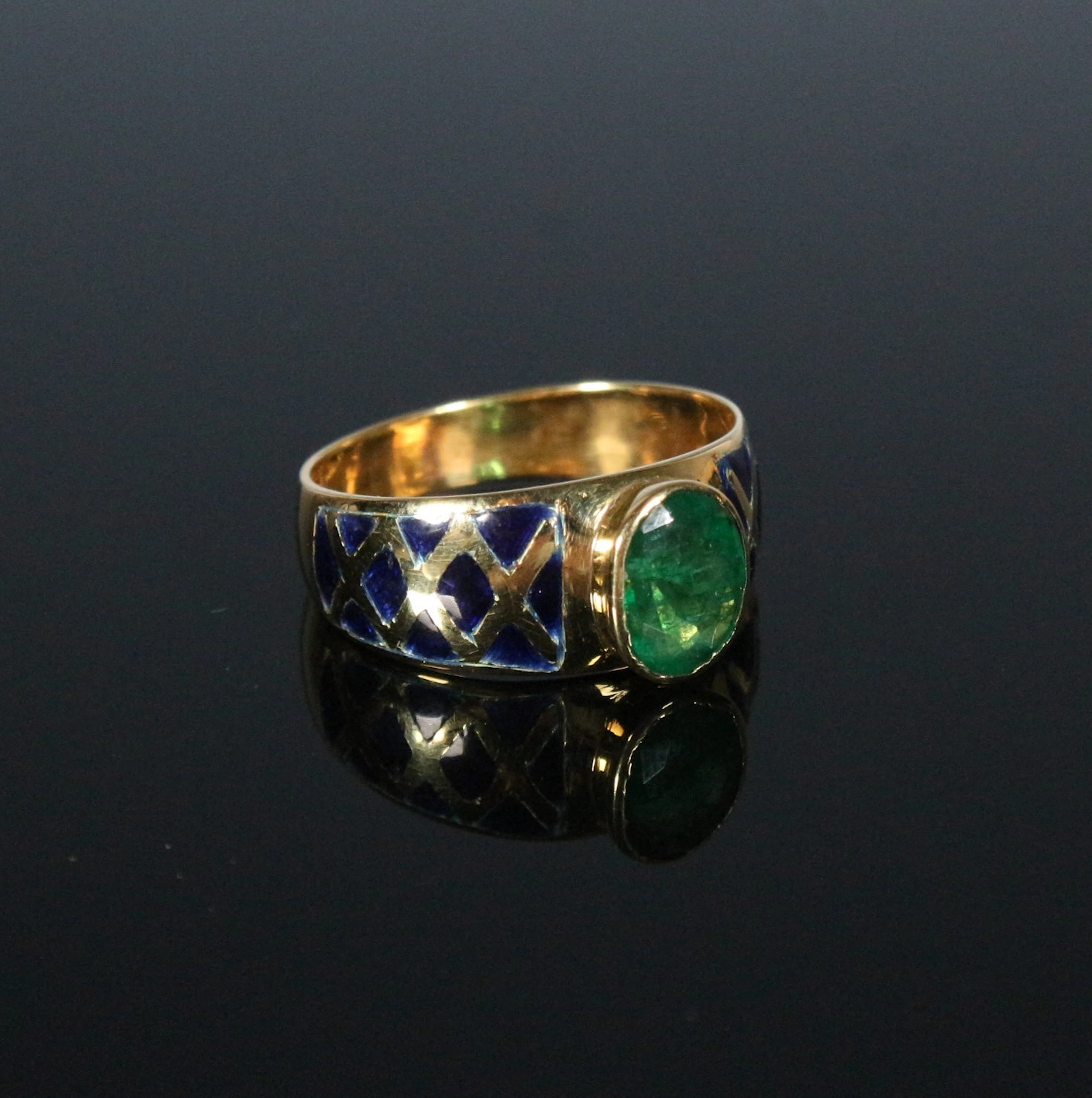 Ring mit Emaille und einem Smaragd, 585er Gelbgold, 1,4ct.