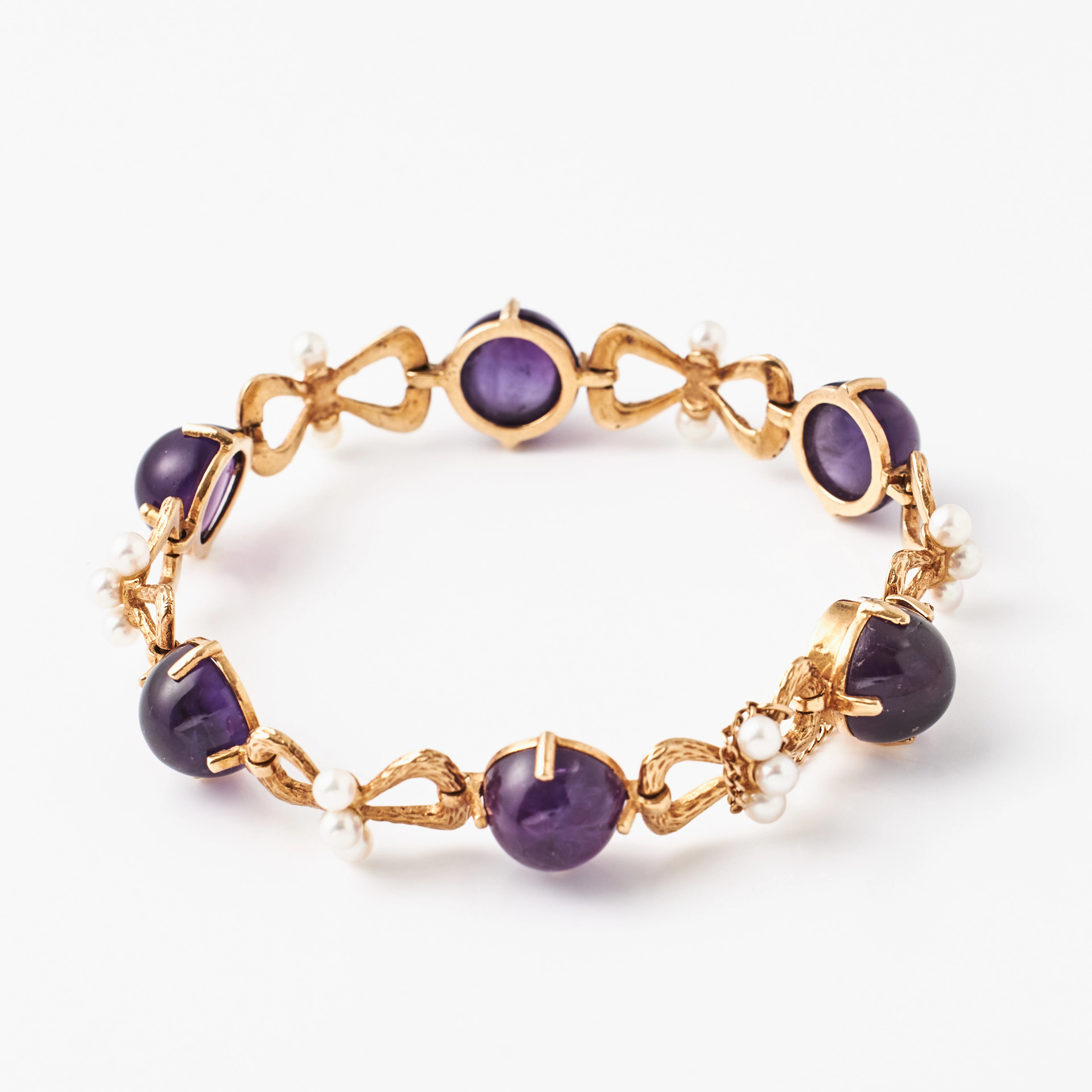 HERIBERT ENGELBERT, armband, 18 k guld, dekor av cabochonslipade ametister