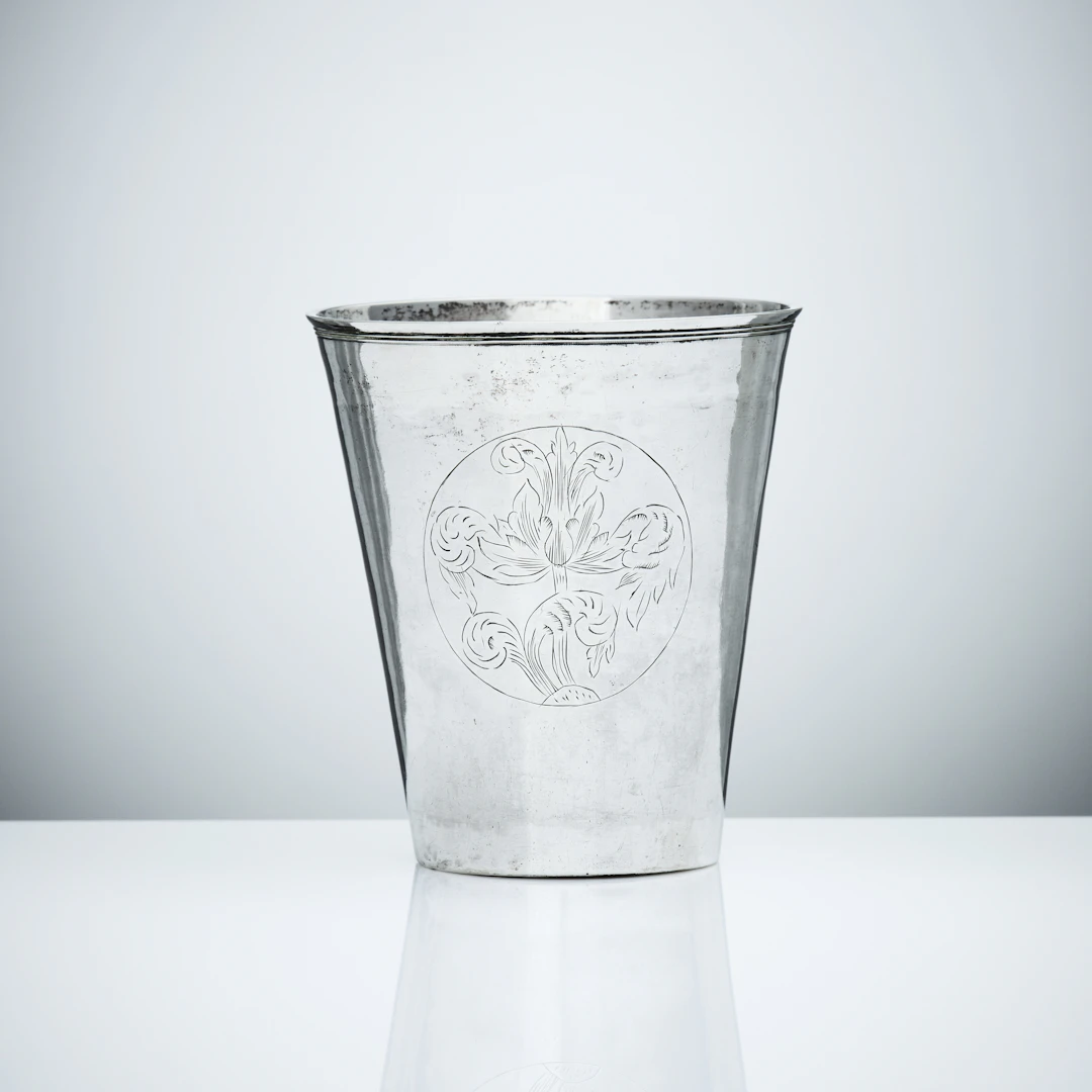 BÄGARE, silver, ostämplad, Danmark/Sverige 1600-tal. I botten minnesmedalj