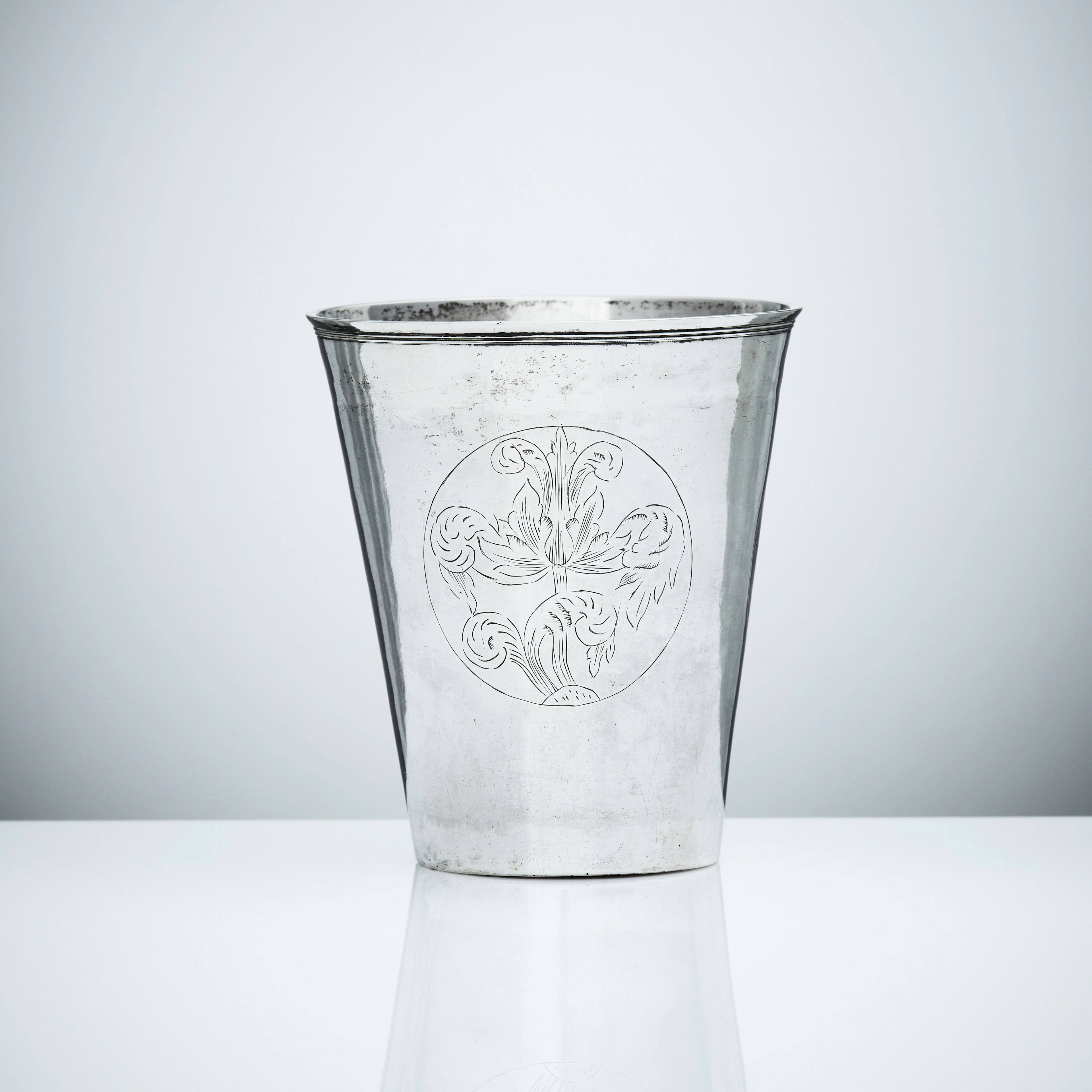 BÄGARE, silver, ostämplad, Danmark/Sverige 1600-tal. I botten minnesmedalj