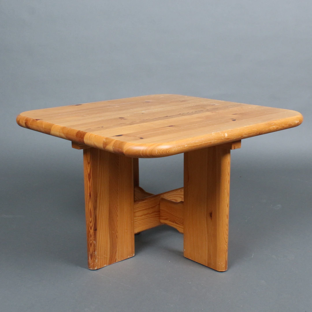 Skandinavischer Couchtisch/Beistelltisch aus massivem Eichenholz der 1970er.