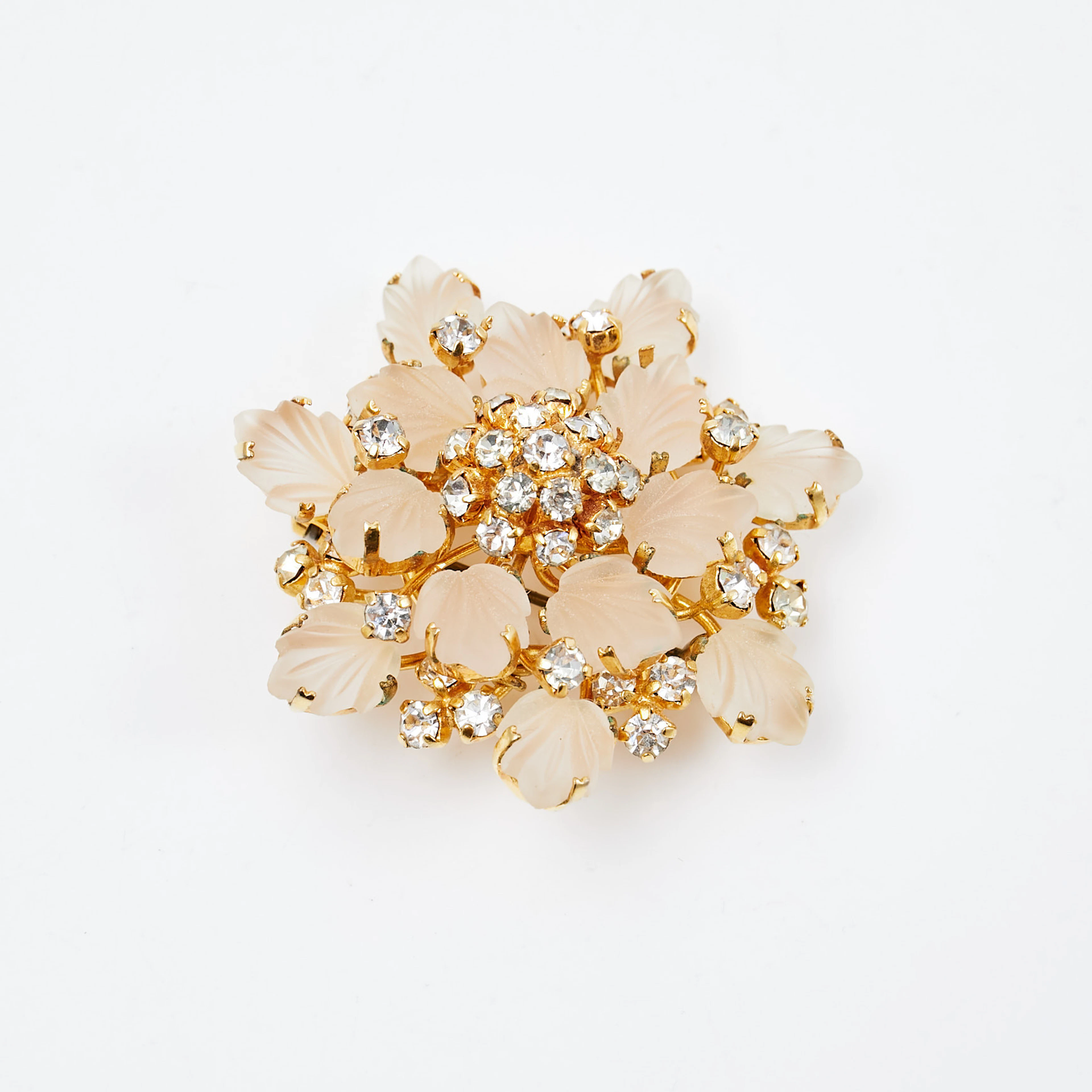 CHRISTIAN DIOR. Brosch, gulmetall, i form av stiliserad blomma med