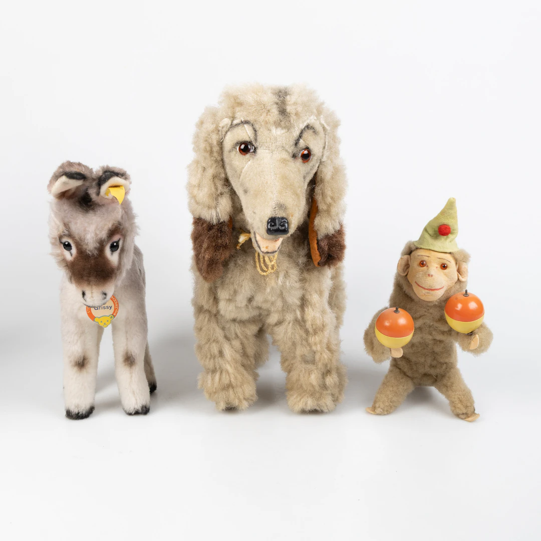 MJUKDJUR & MEKANISK LEKSAK, 3 delar, bl.a. Steiff, "Grissy" och Carl