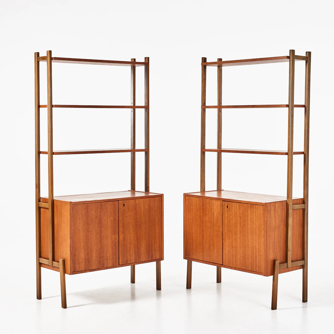 BOKHYLLOR, 1 par, 1960-tal, fanérade i teak, gavlar i bok.