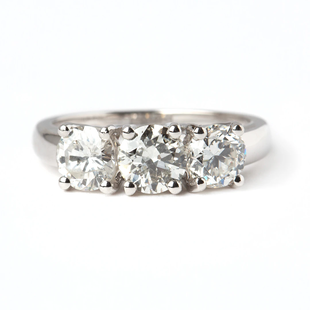 RING, 18K vitguld med diamanter.