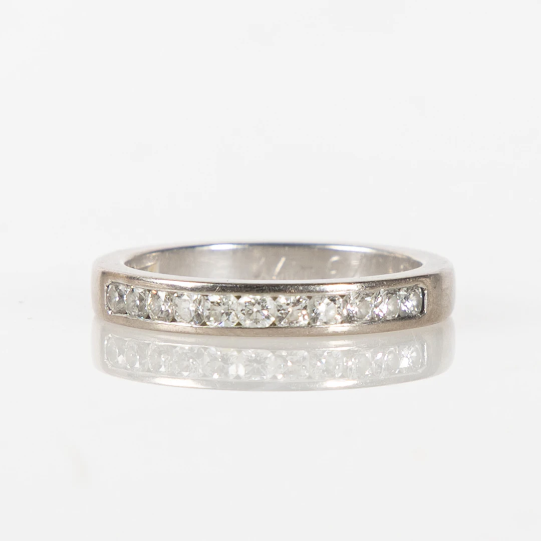 RING, 18K vitguld med briljantslipade diamanter, totalt ca 0.33 ct