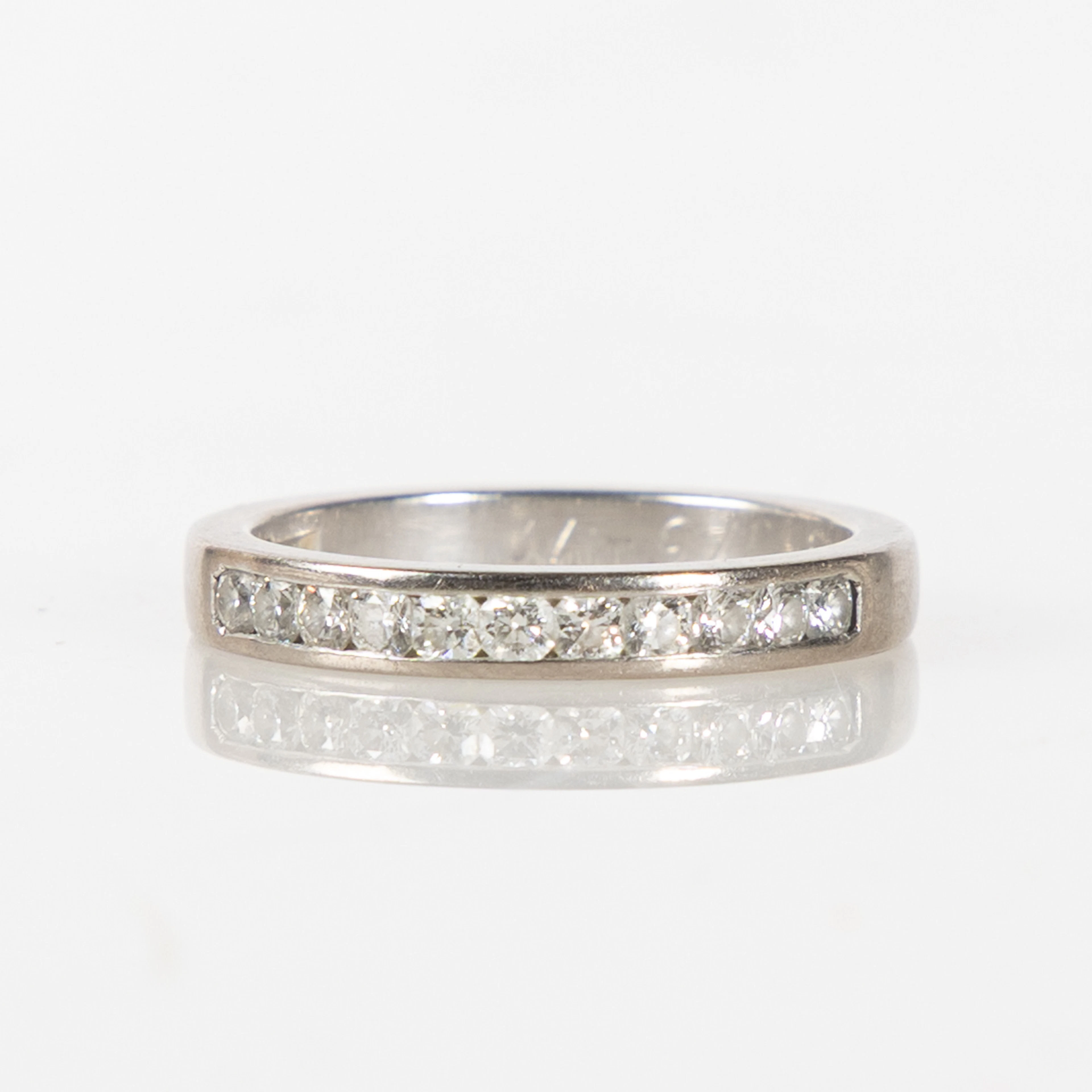 RING, 18K vitguld med briljantslipade diamanter, totalt ca 0.33 ct