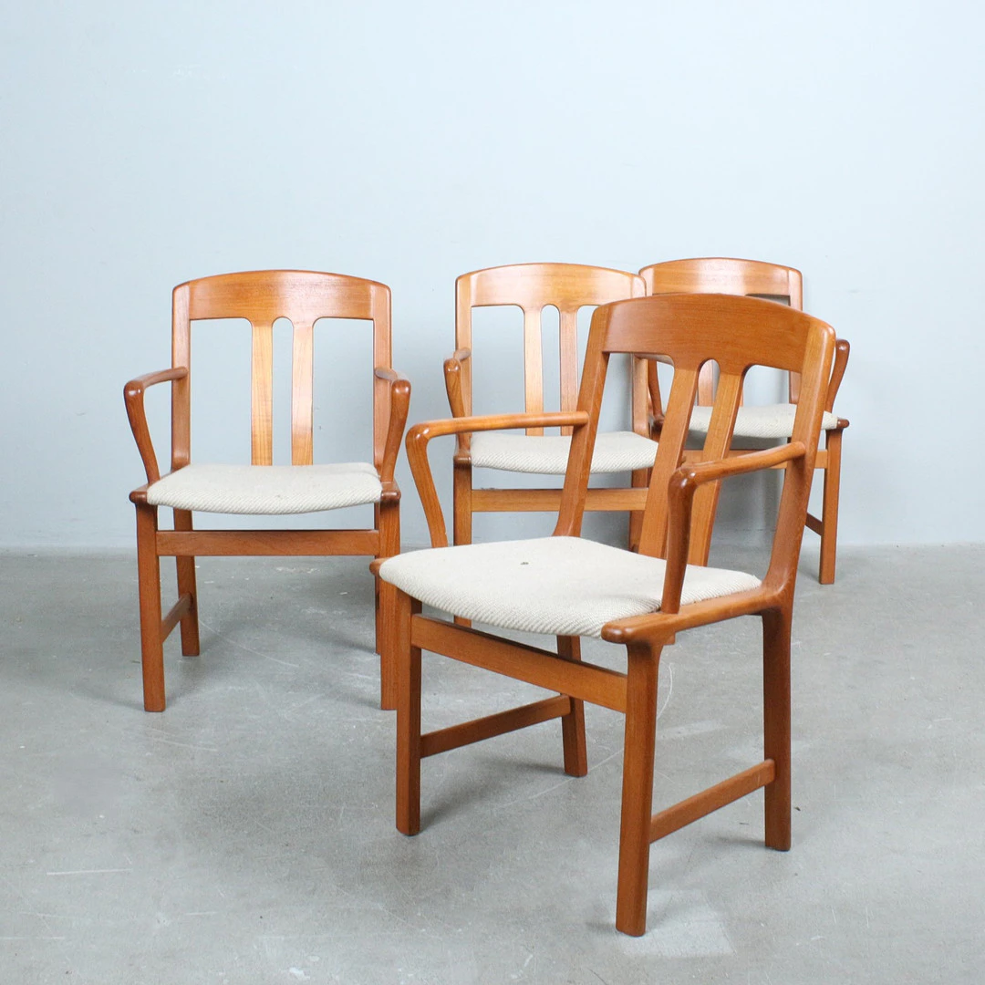 L. OLSEN & SØN MØBELFABRIK K/S. Vier Armlehnstühle/Esszimmerstühle