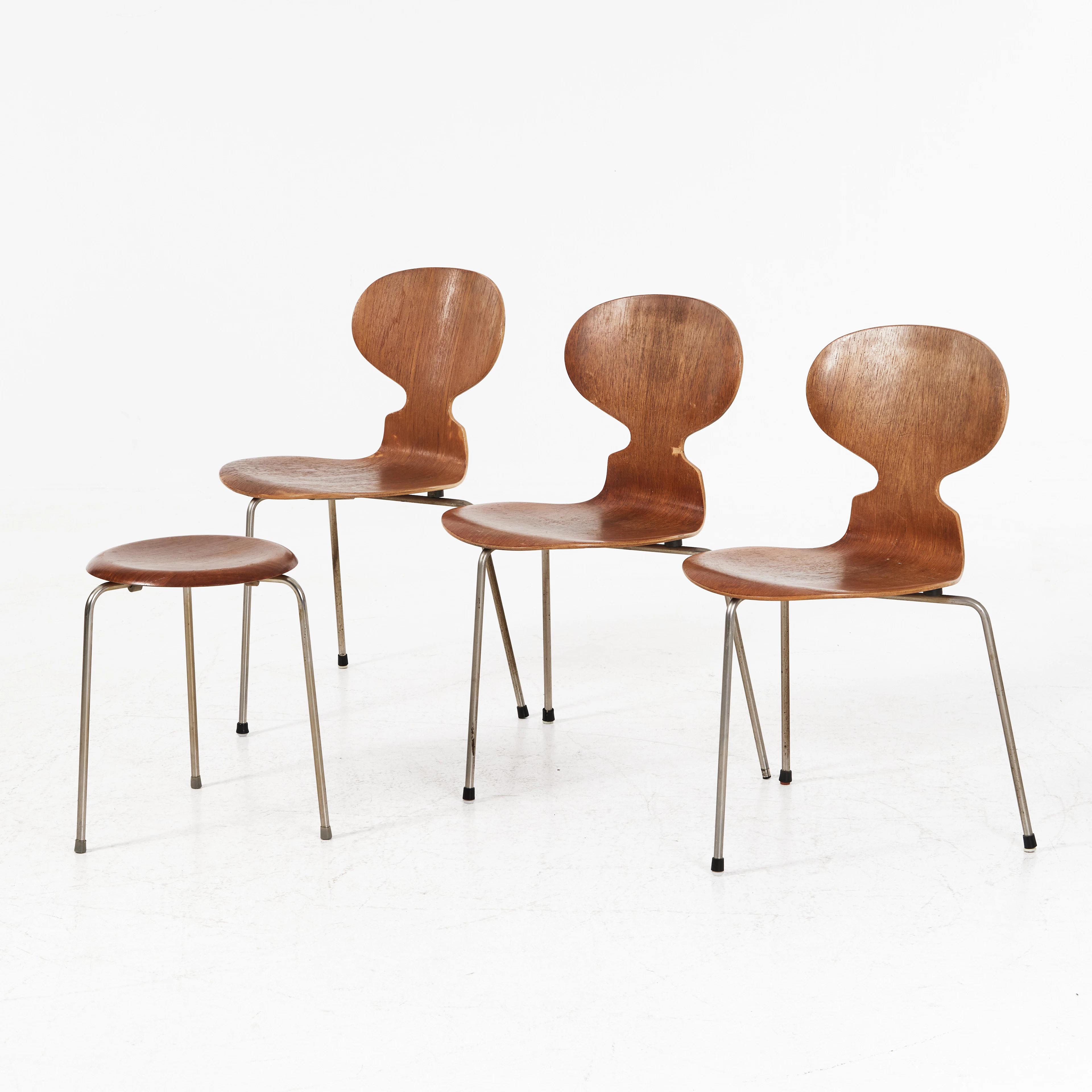ARNE JACOBSEN. Stolar "Myran" trebenta, och pall, Fritz Hansen. Teakfanerade