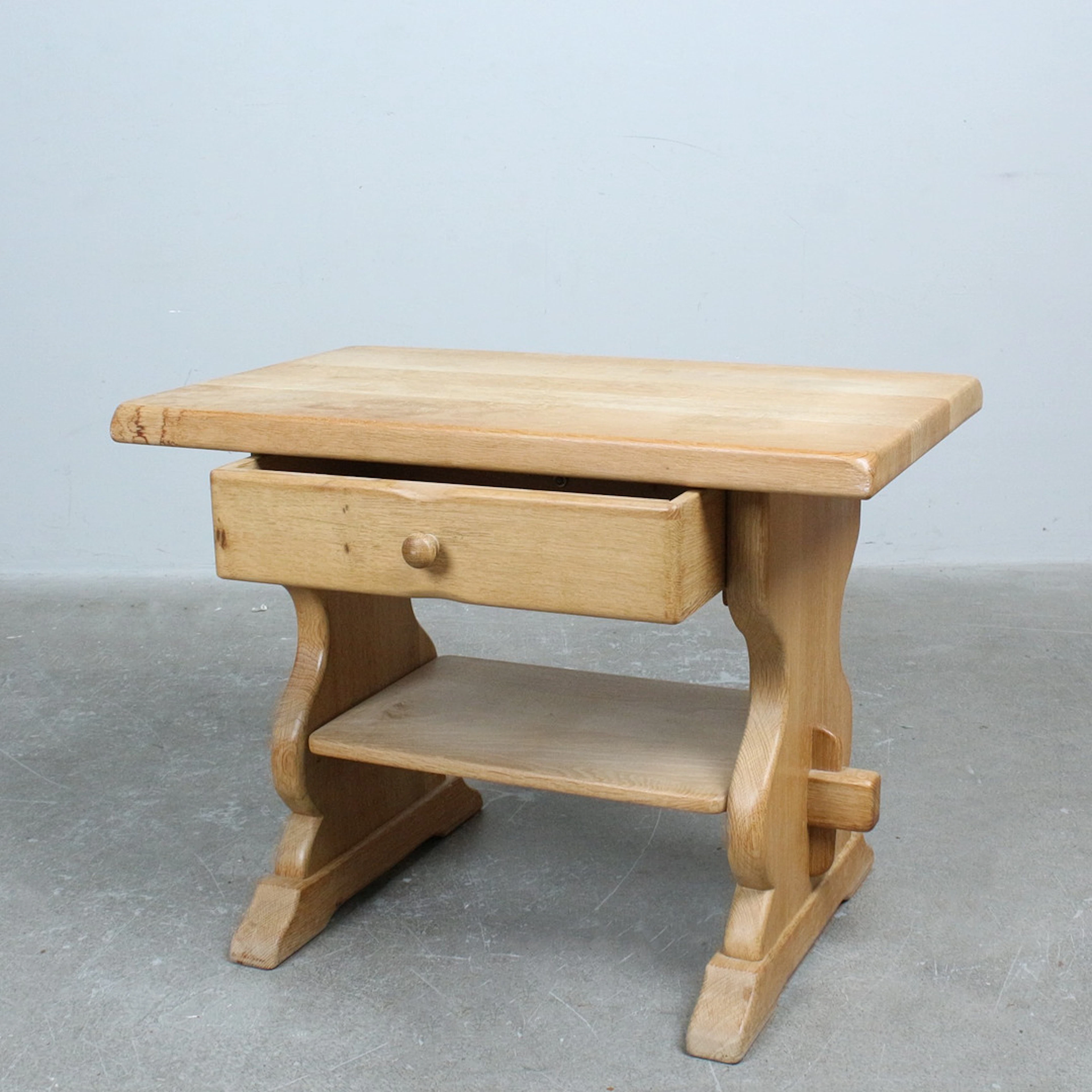 Massiver Eichentisch mit Schublade.