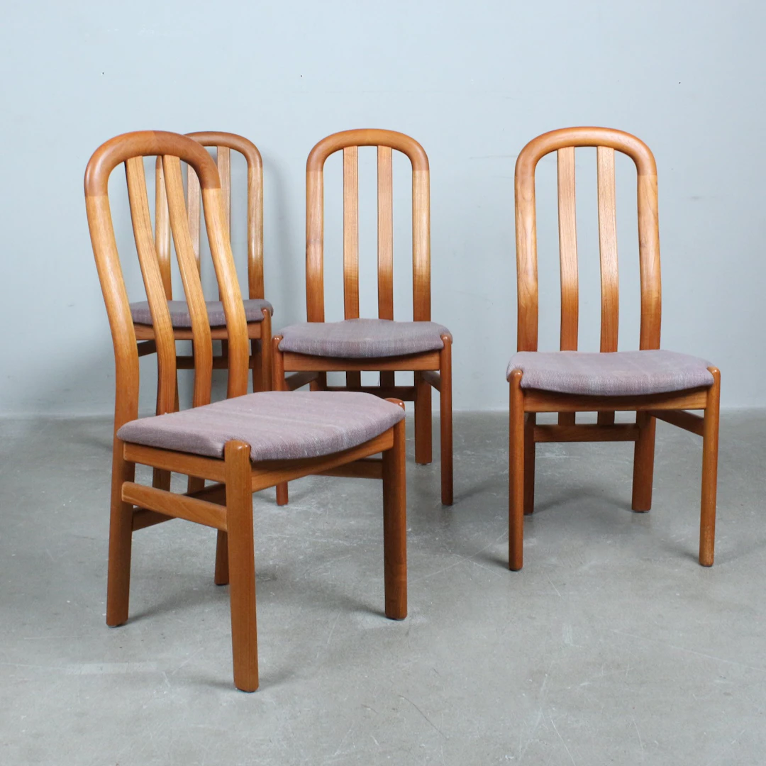 Vier Mid-Century Esszimmerstühle der 1970er, Teak , Wolle.
