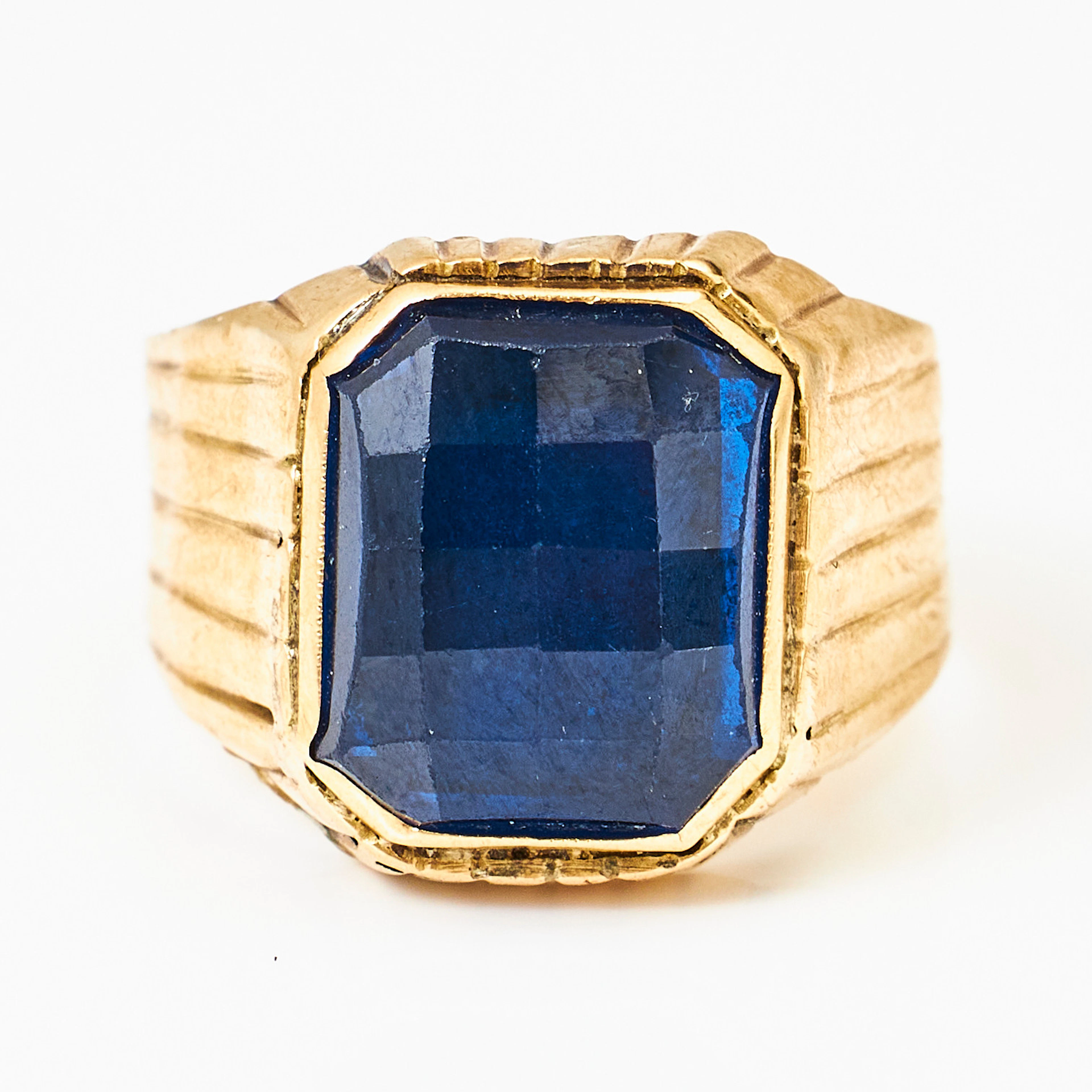 RING, 18 k guld, checkerslipad glassten, räfflade sidodekorer, ostämplad.