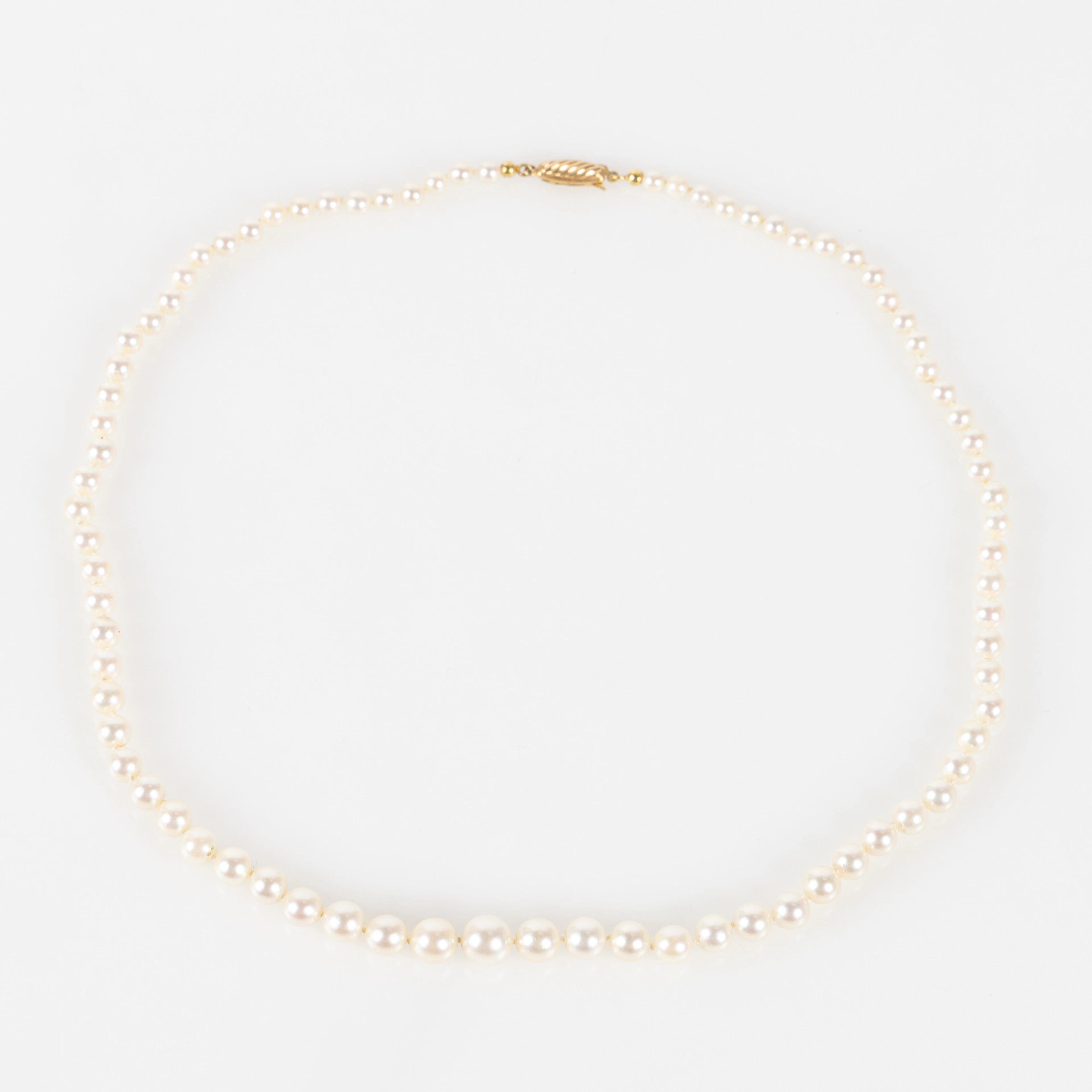 COLLIER, odlade pärlor med lås i 18K guld.