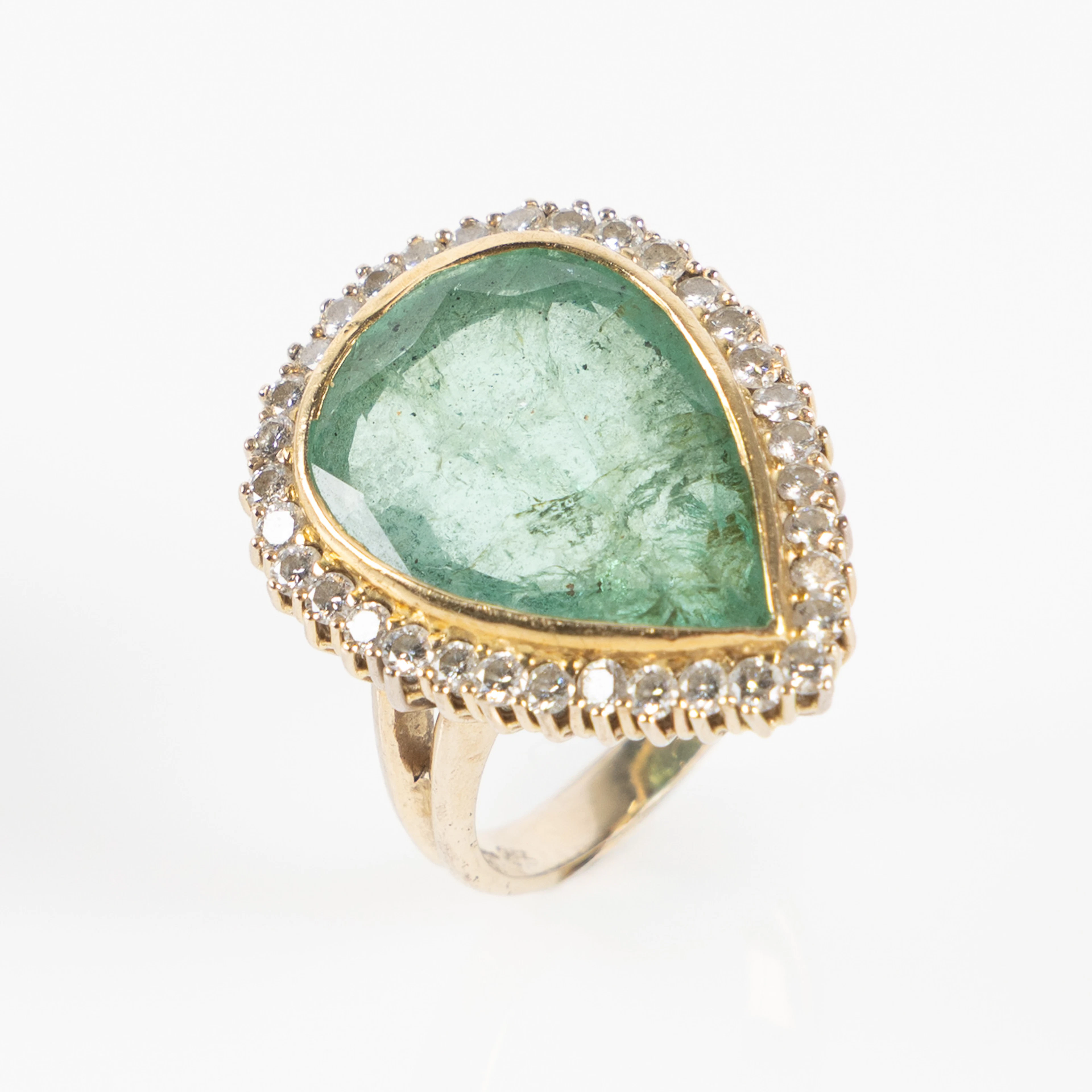 RING, 18K guld med droppslipad smaragd och briljantslipade diamanter.