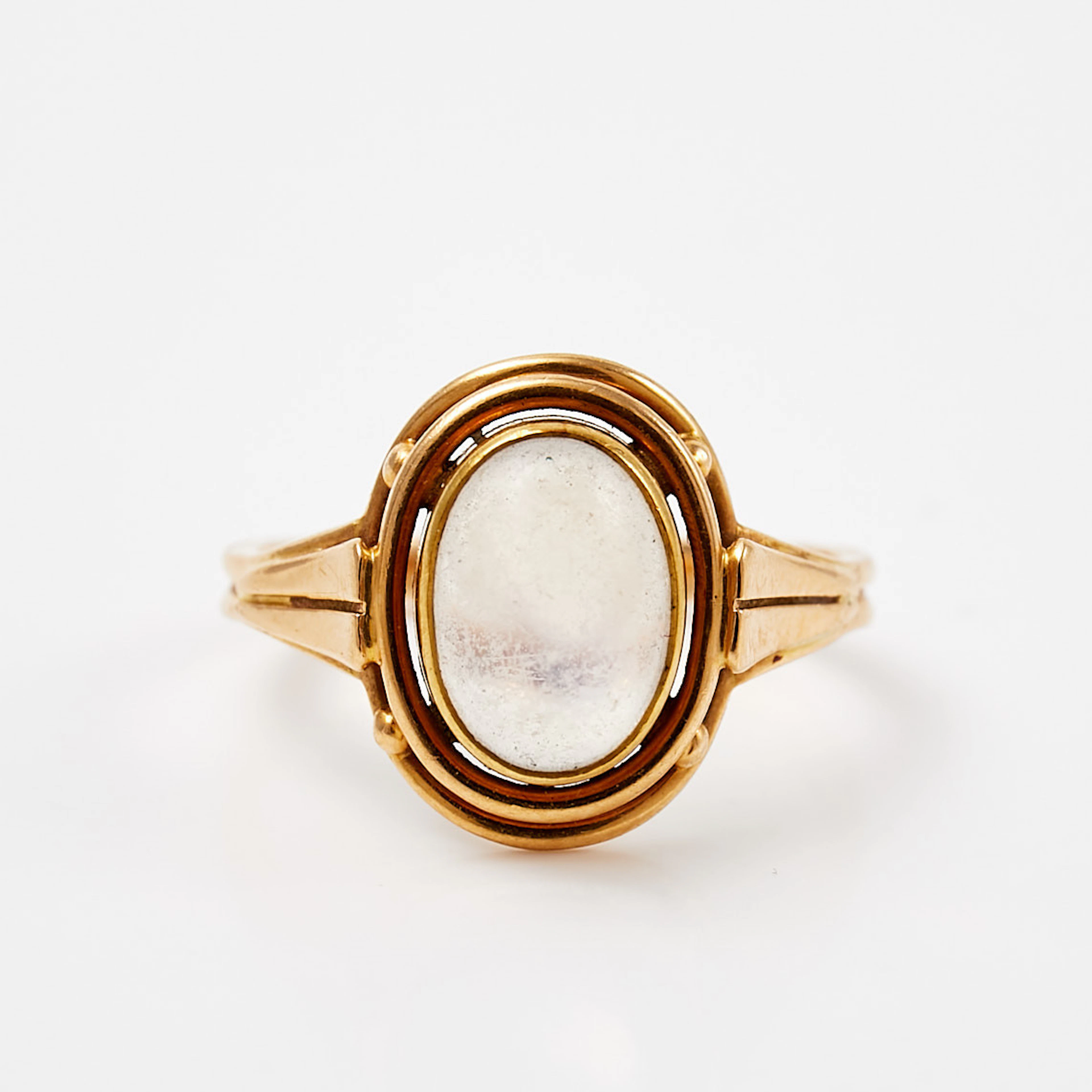 RING, 18 k guld, dekor av 1 cabochonslipad månsten, svensk importstämpel.