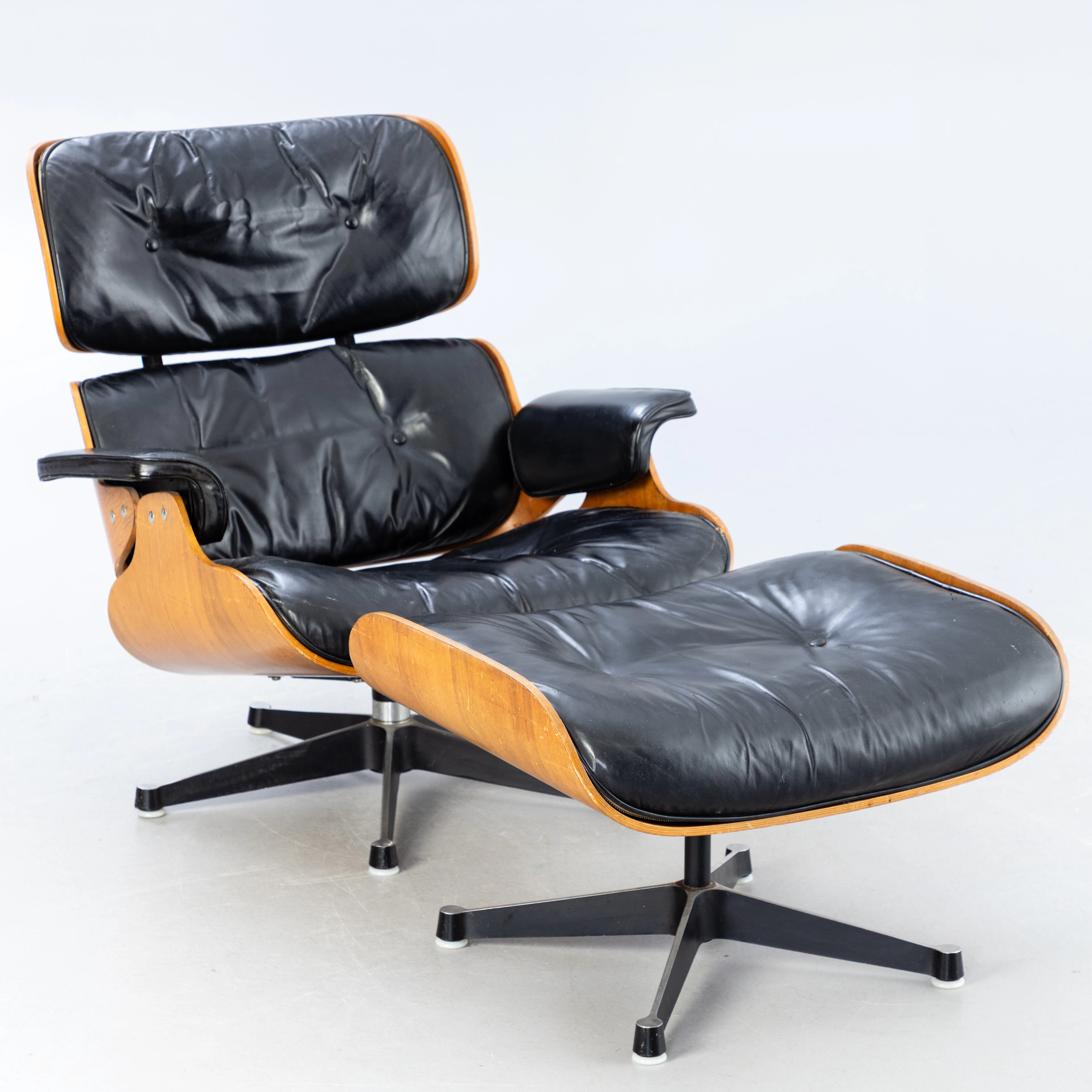 CHARLES & RAY EAMES. Lounge Chair mit Ottomane für Herman Miller