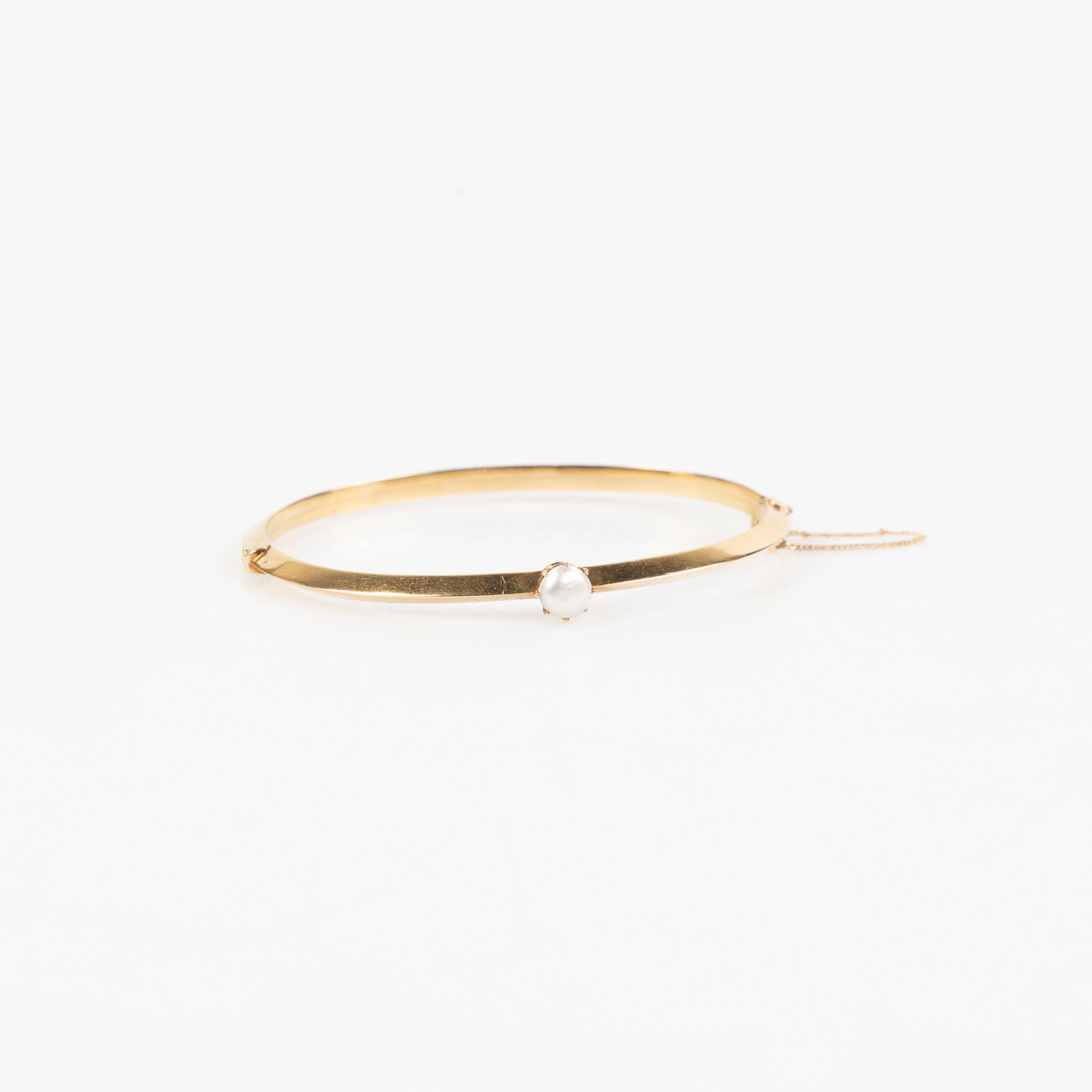 ARMRING, 18K guld, med pärla.