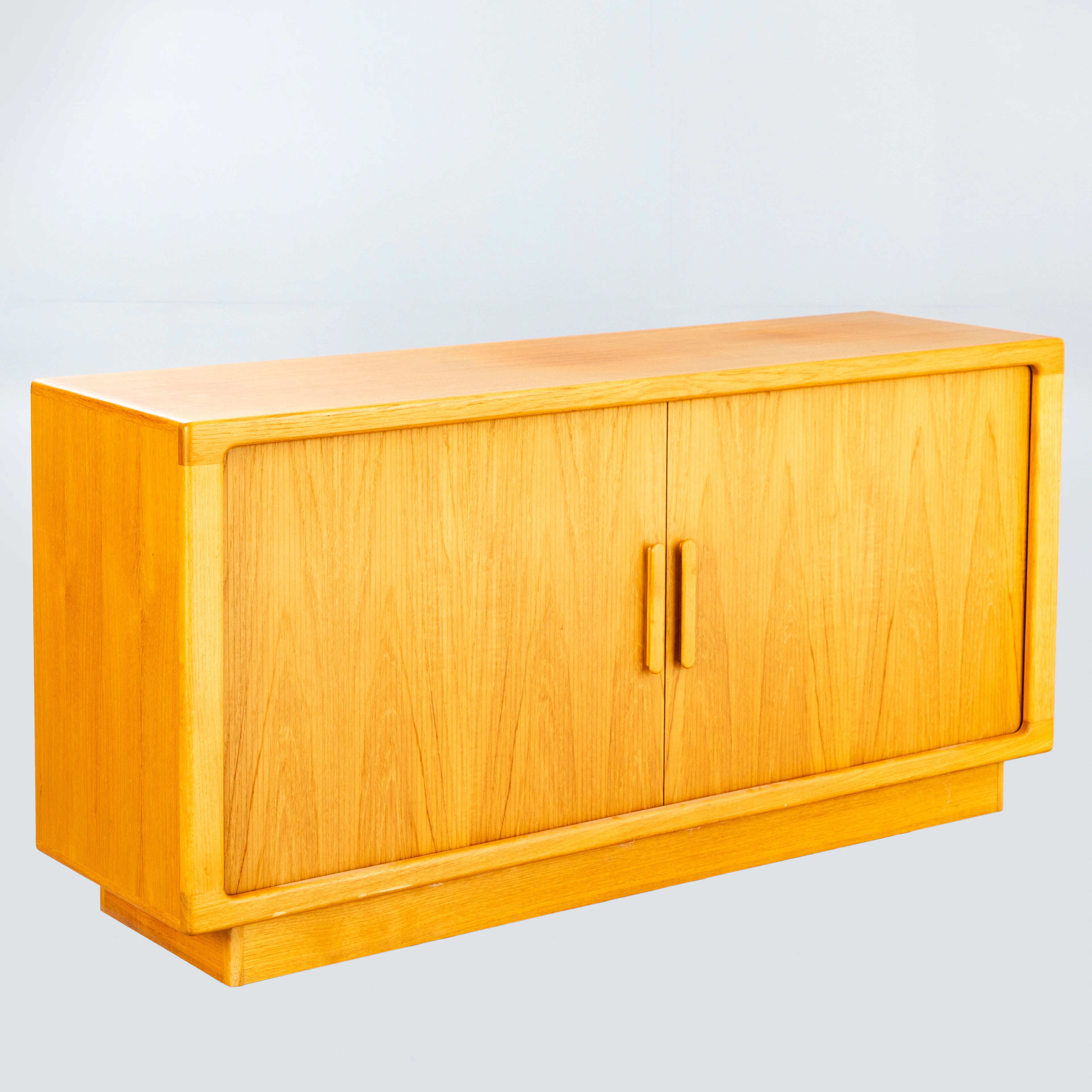 Dyrlund, Sideboard mit Jalousietüren, Teak, Dänemark.