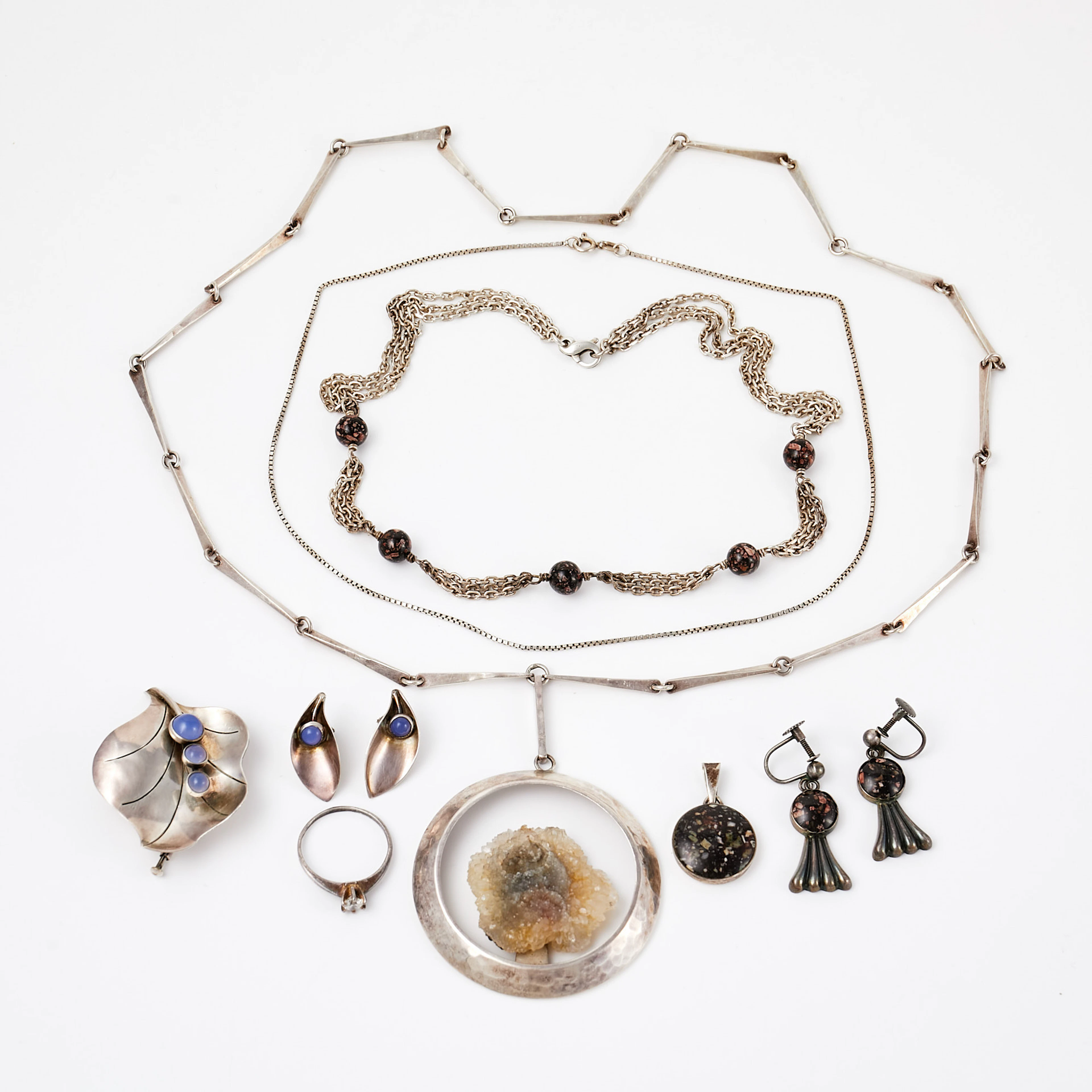 SAMLING SILVERSMYCKEN, 7 dlr, silver med dekor av kristalldrus, porfyr