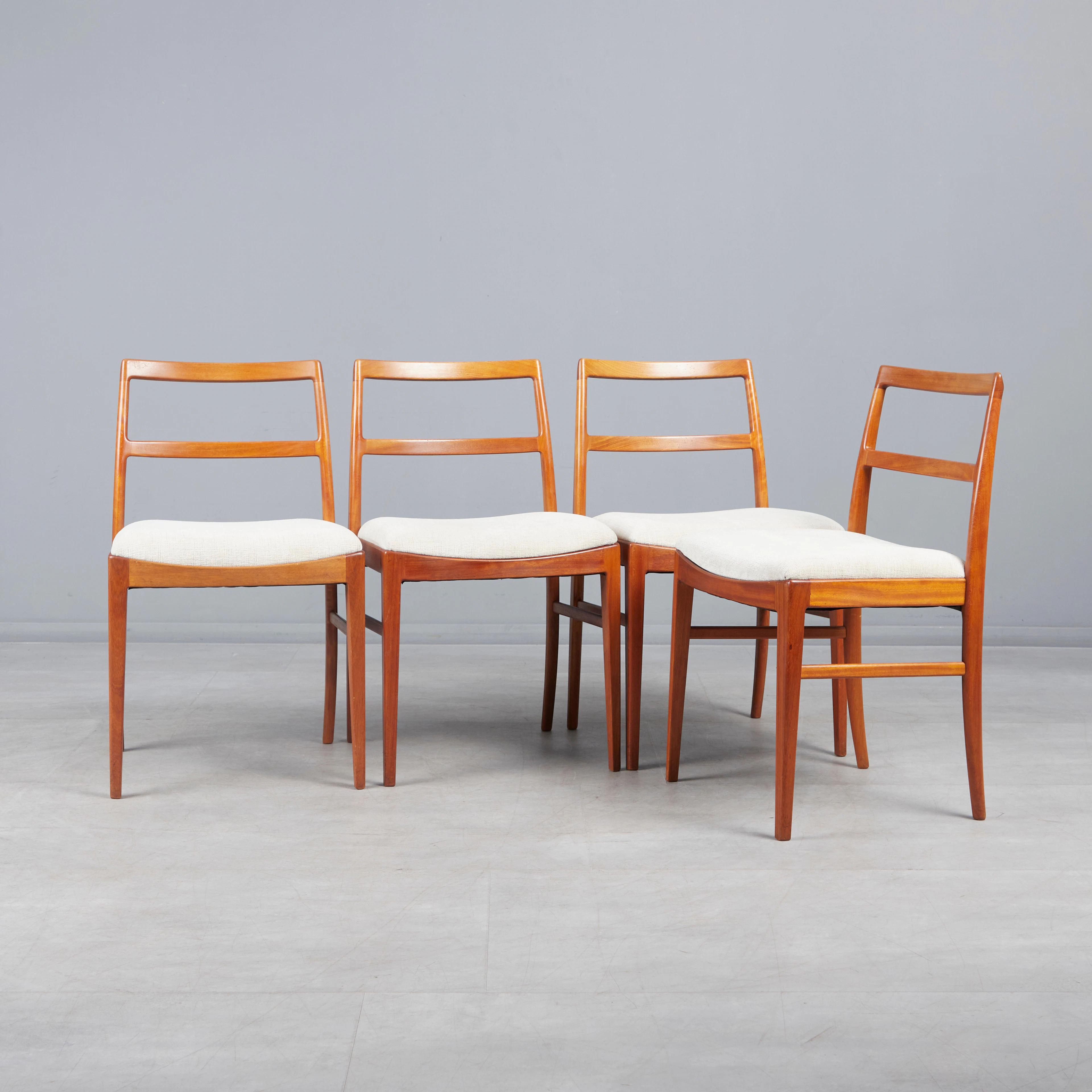 ARNE VODDER. Set Esszimmerstühlen, Modell '430', Teakholz, Textil