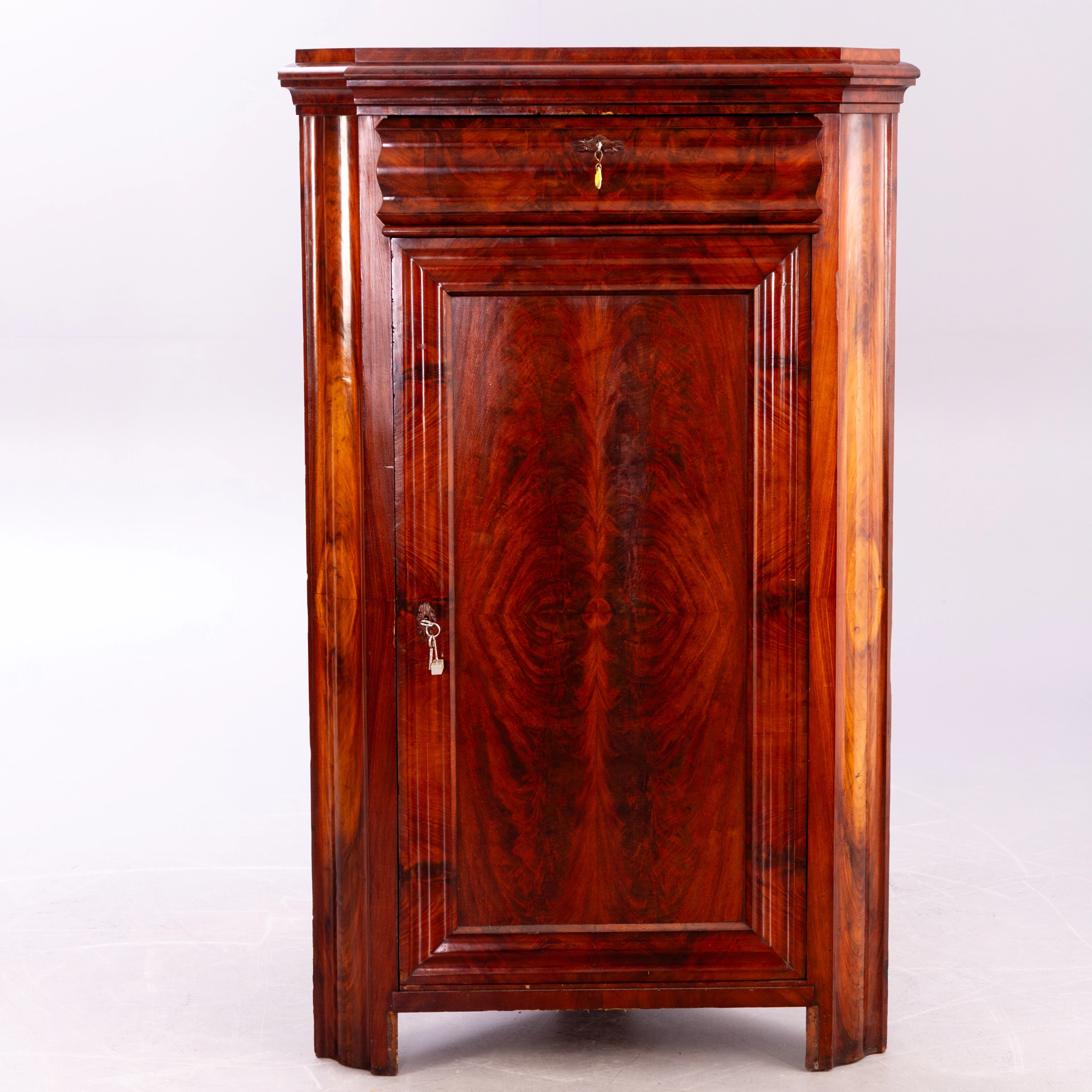 Spätbiedermeier-Eckschrank, Mahagoni, Norddeutschland, 19. Jh.