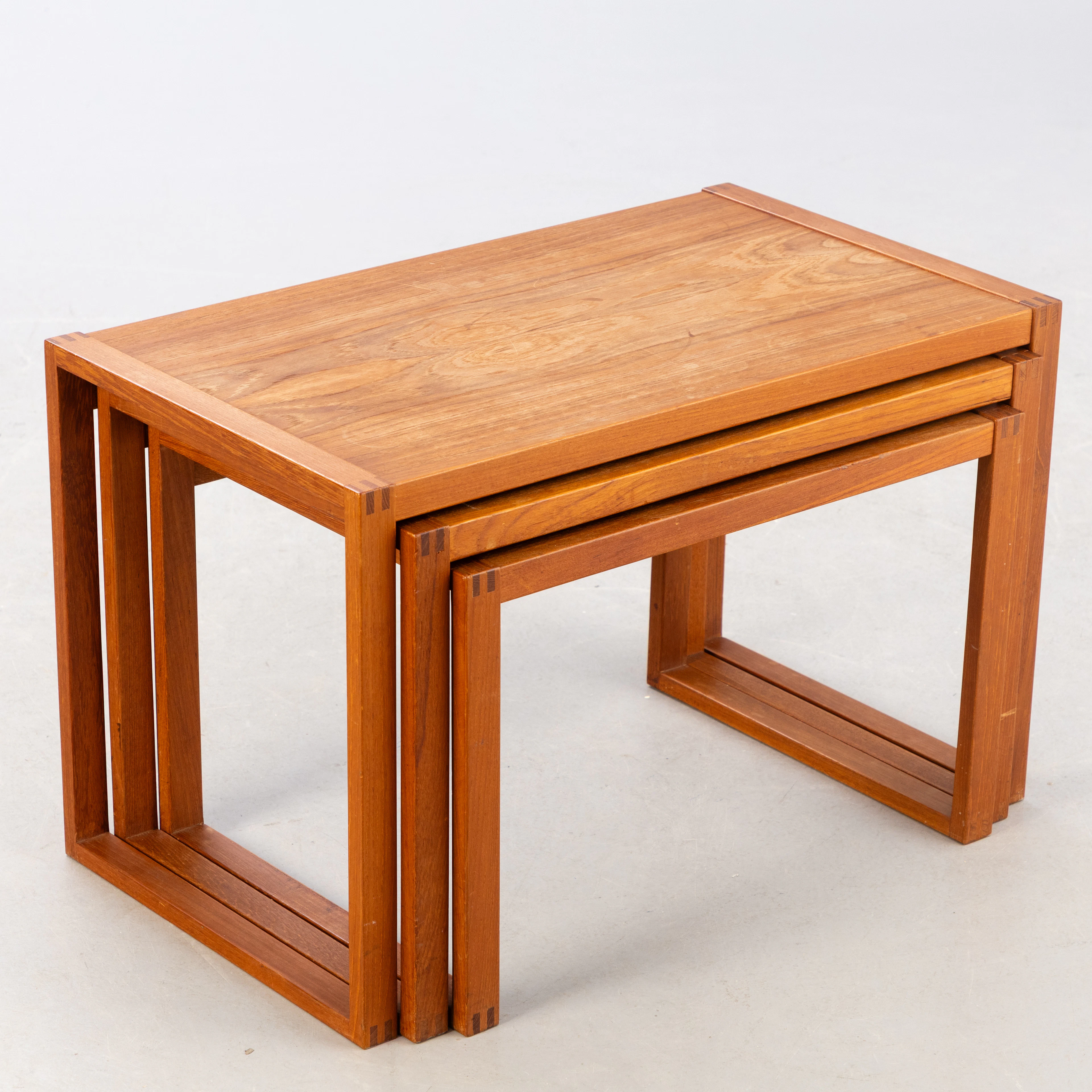 KAI KRISTIANSEN. Zugeschrieben. Satztische in Teak, Dänemark 1960er Jahre (3).