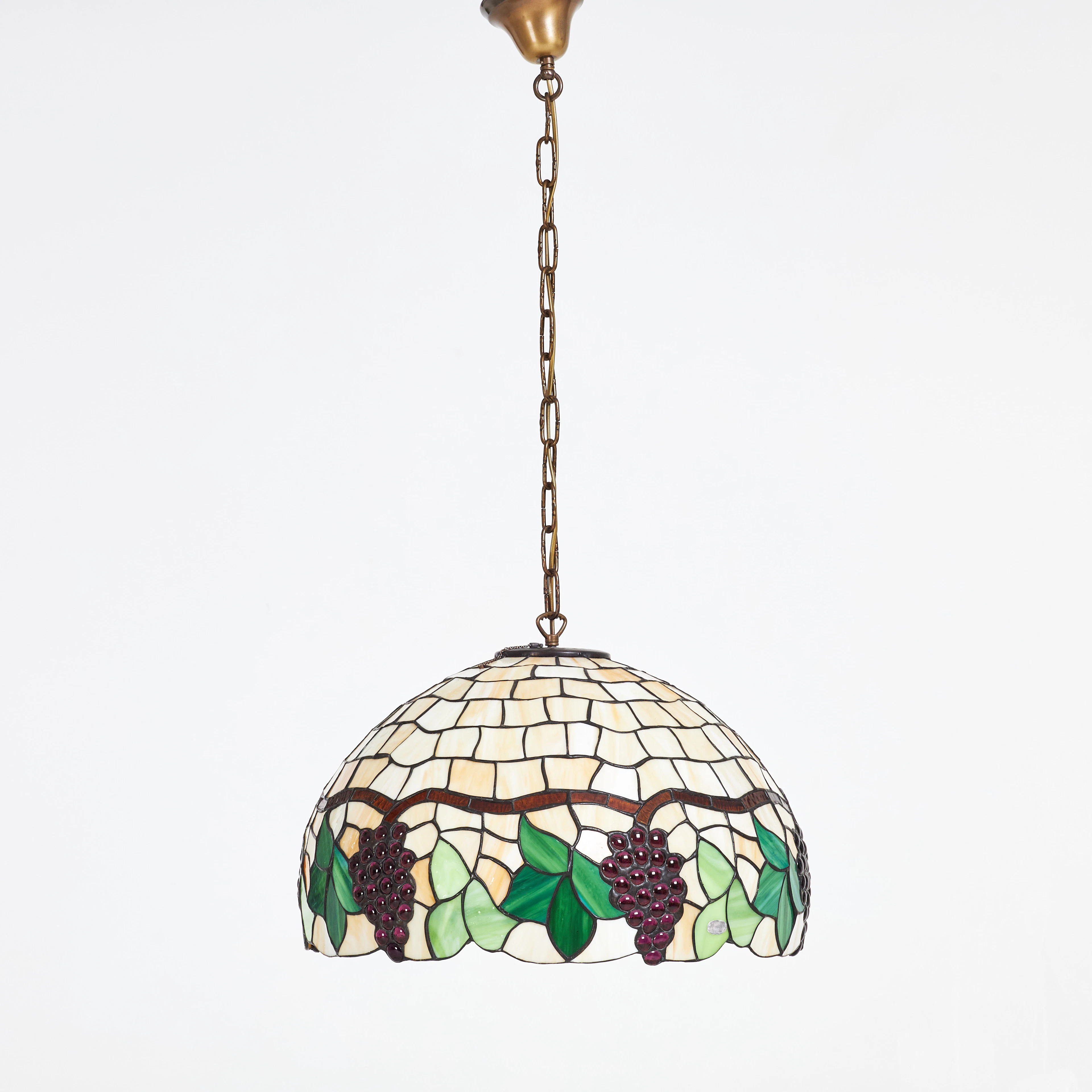 TAKLAMPA. Tiffany-stil, blyinfattat glas, 1900-talets första hälft.