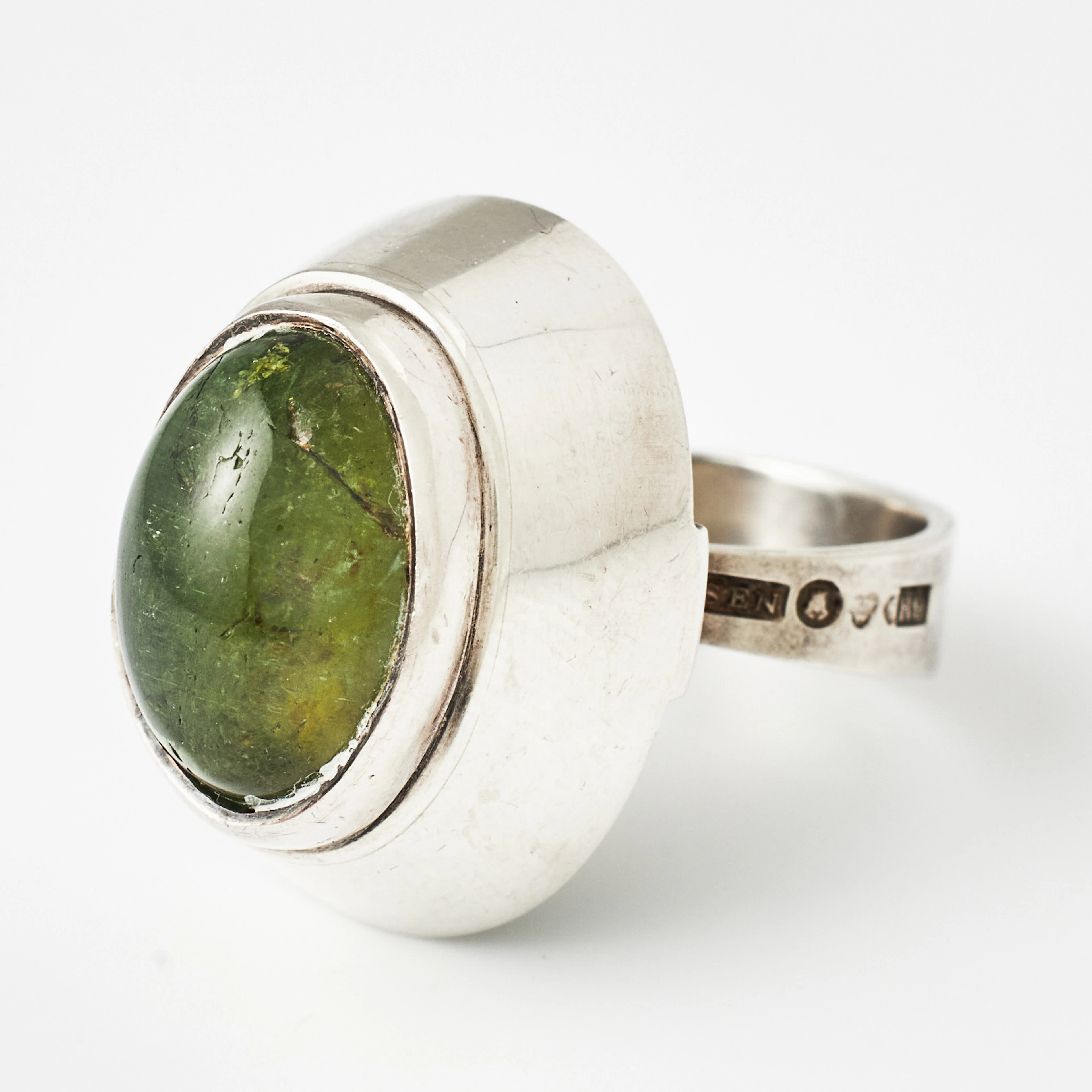RING, silver, cabochonslipad turmalin, Mogens Hansen AB, Stockholm 1967.