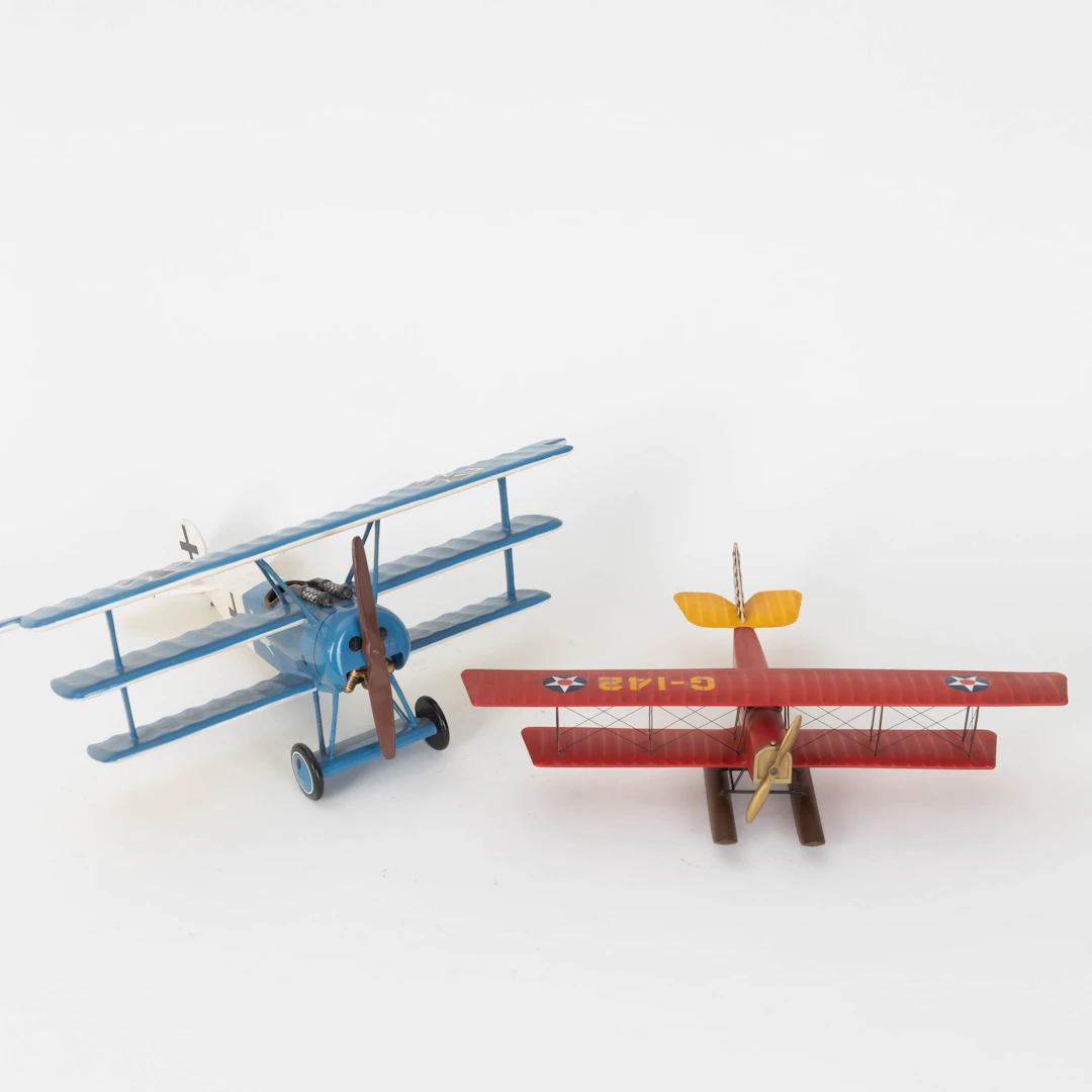 Zwei Flugzeugsmodelle: Flying Circus und Fokker DR-1 'Blue Boy' (2).