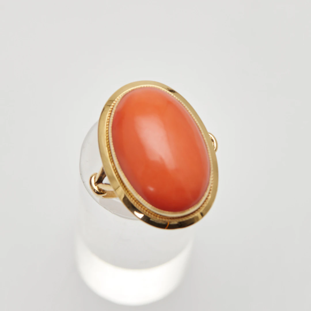 Ring, 750er Gelbgold, Koralle.