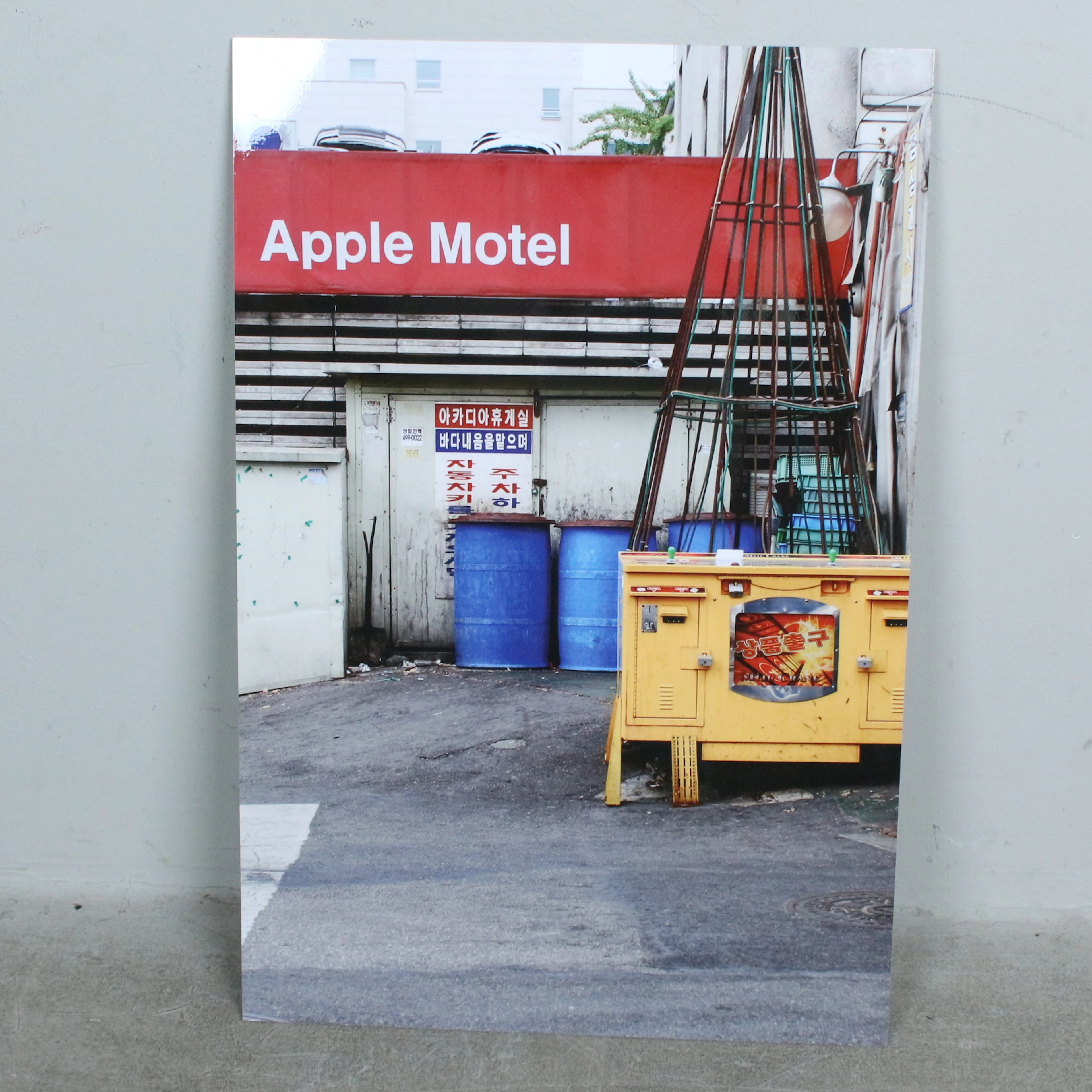 DEBERGE. Foto auf Alu Dibond, '' Apple Motel ''.