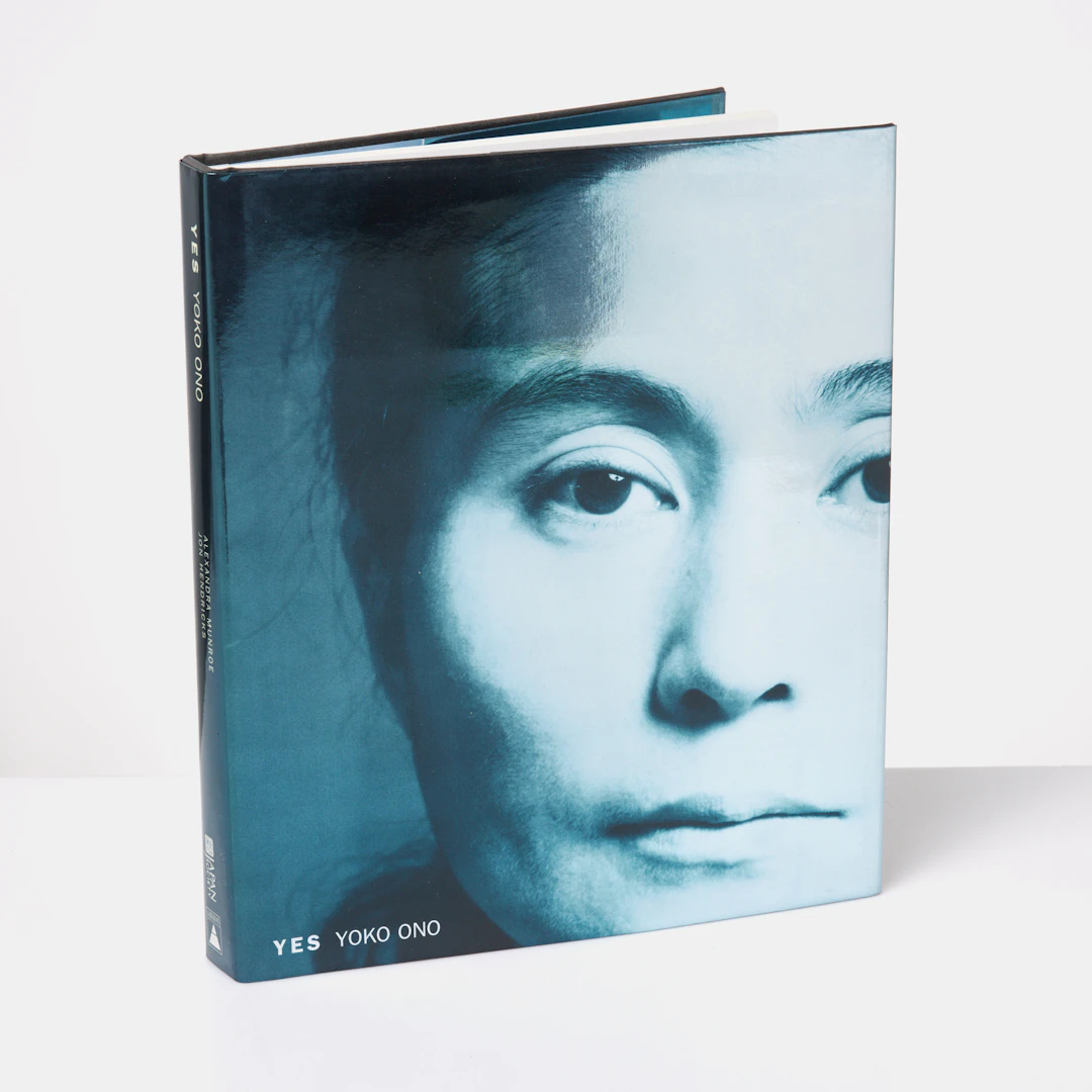 YOKO ONO. Bok, "Yes", signerad av Yoko Ono (1933-).