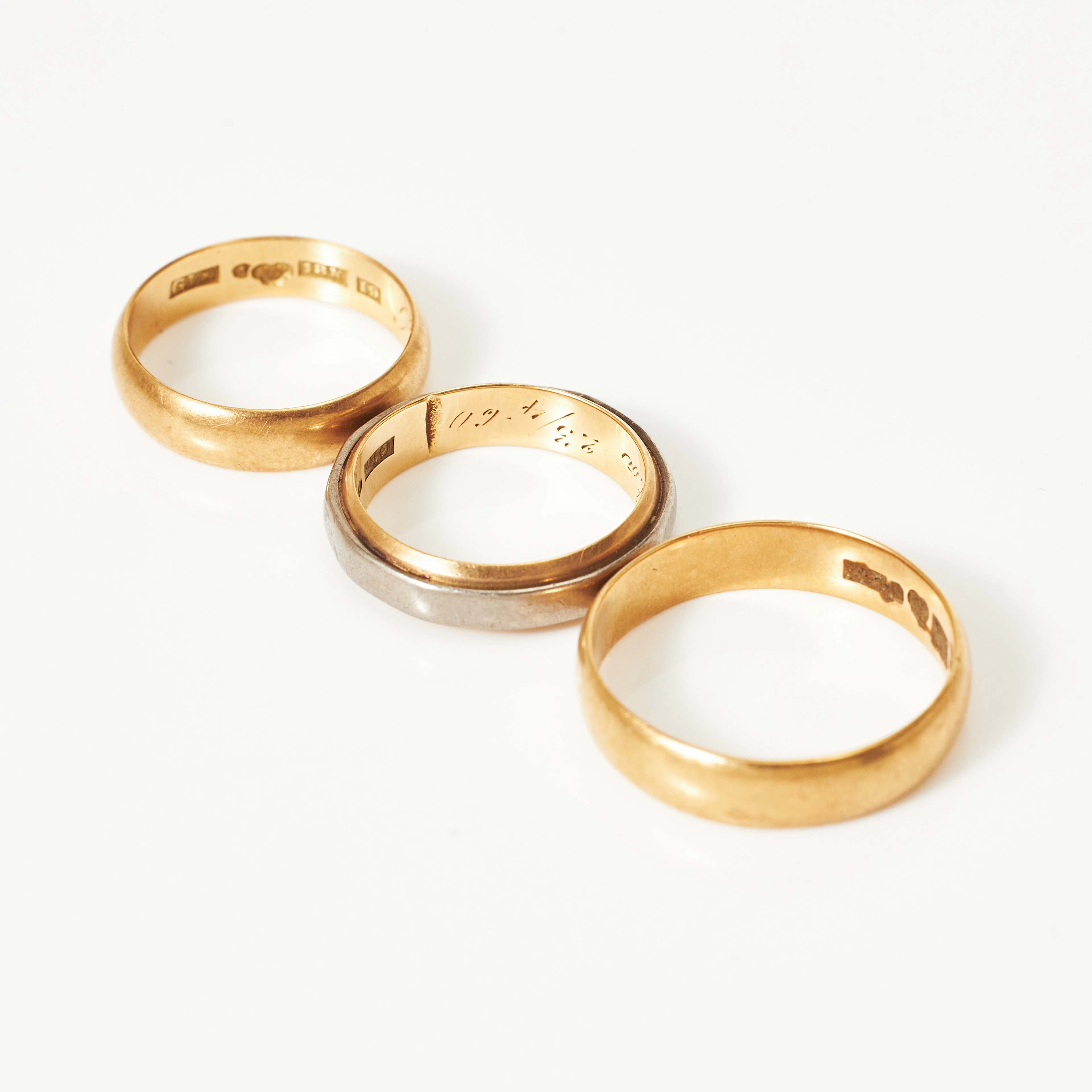 VIGSELRINGAR, 3 st., 18 k guld/vitguld, svenska stämplar.