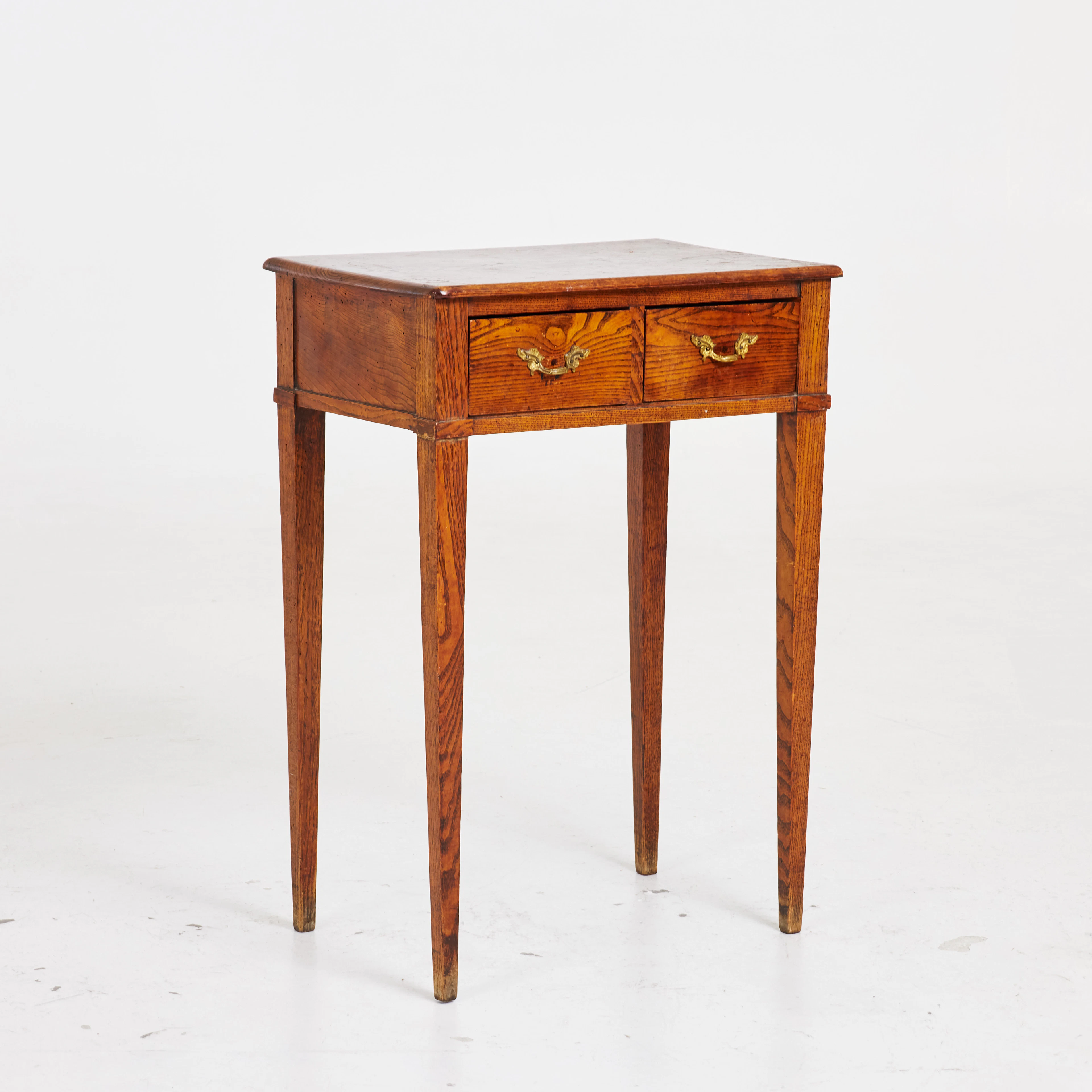SIDOBORD, alt. lampbord, 1800-talets slut, betsad stomme, två lådor i sarg.