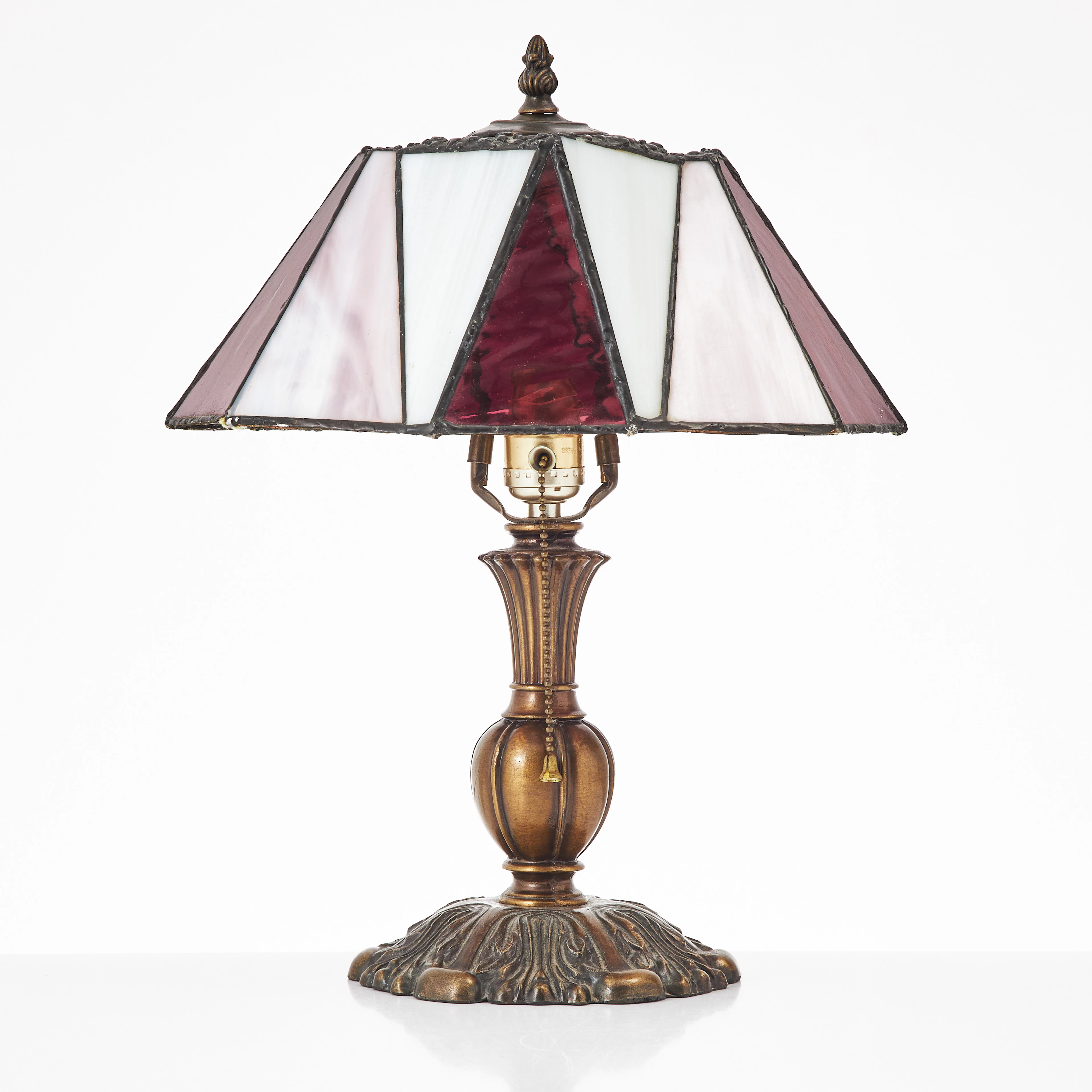TIFFANYLAMPA, blyinfattat glas, patinerad metall, 1900-tal.