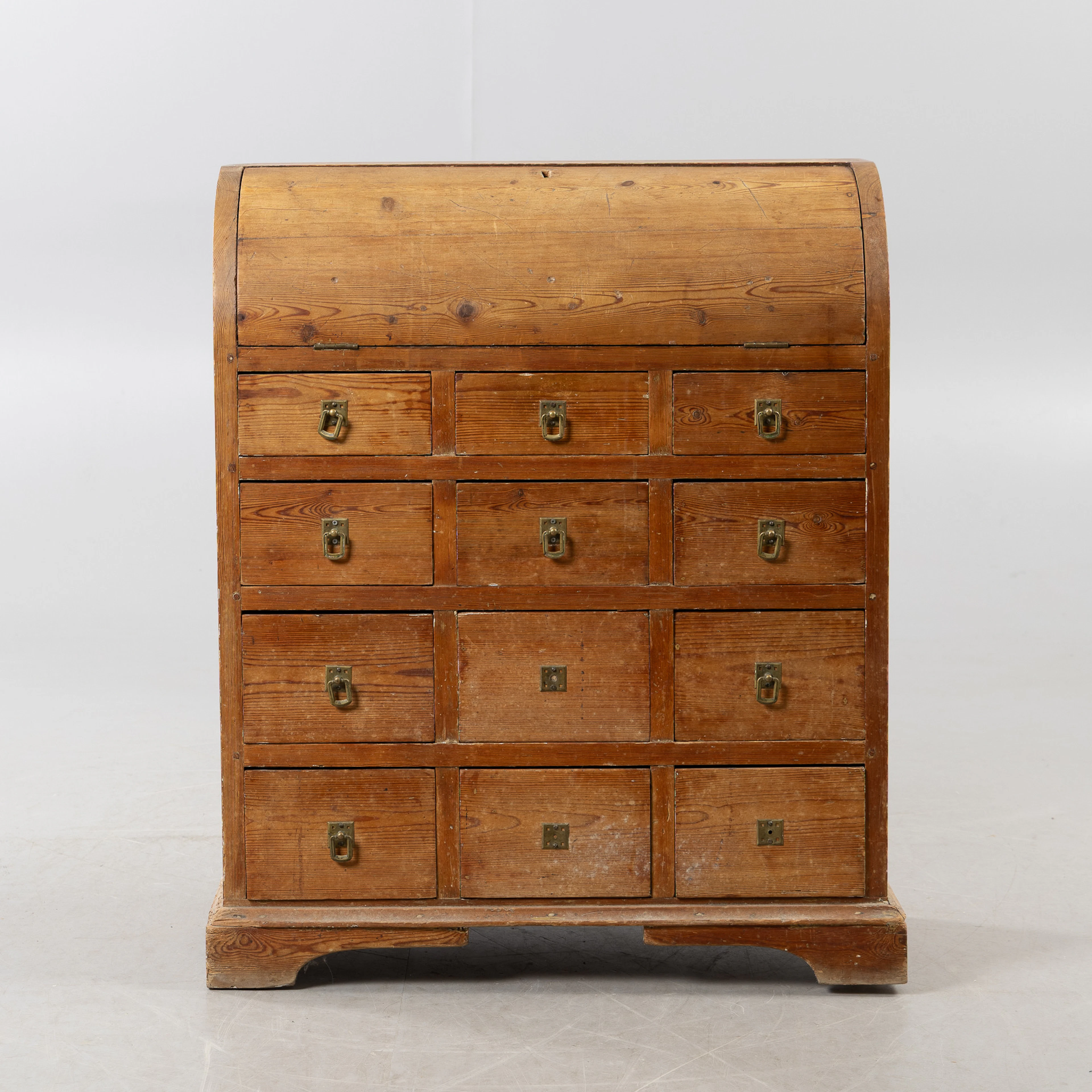 LÅDBYRÅ, allmoge, med välvd klaff, furu, 1800-tal.