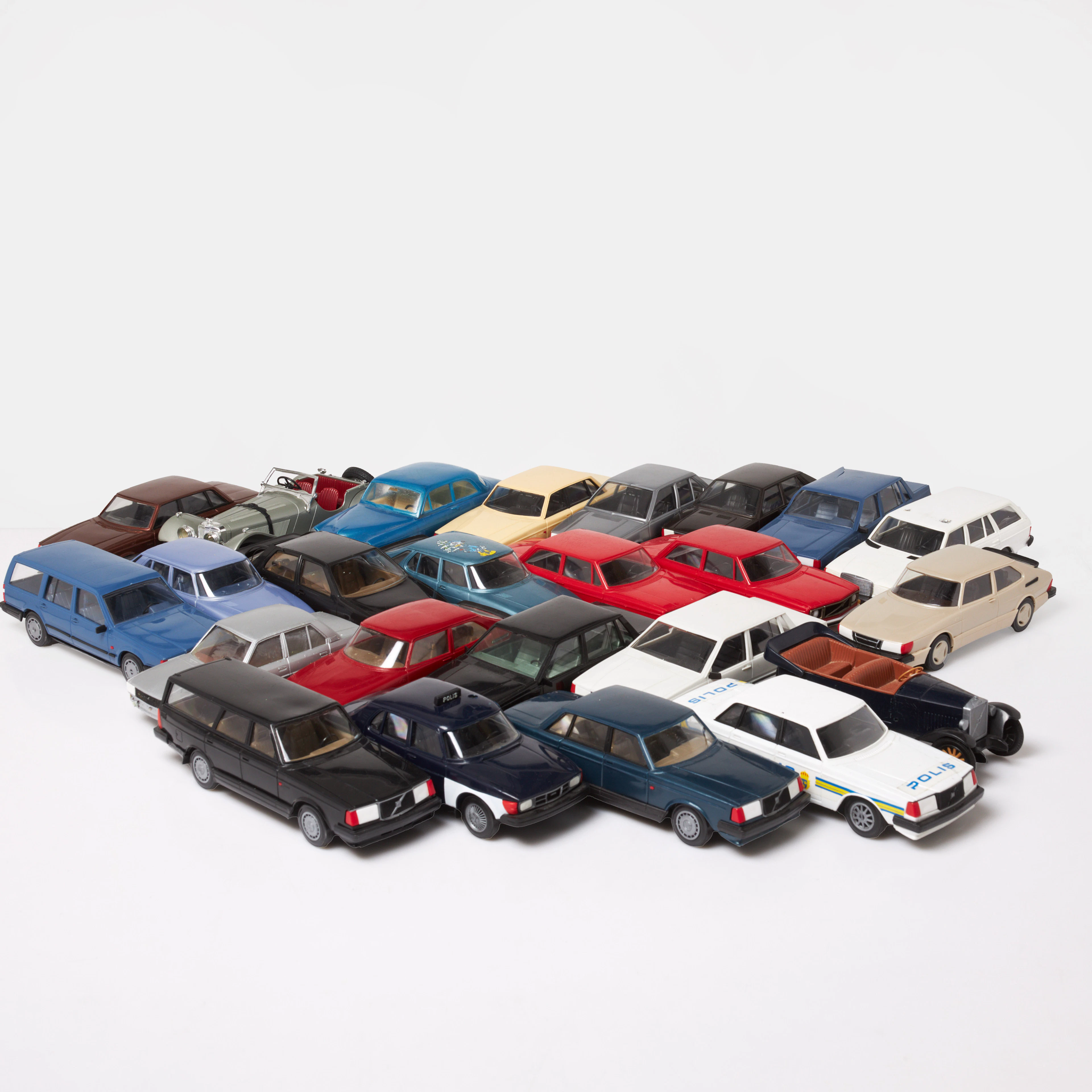 MODELLBILAR. 25 st, Volvo, SAAB, Toyoya, Jaguar, Finland.
