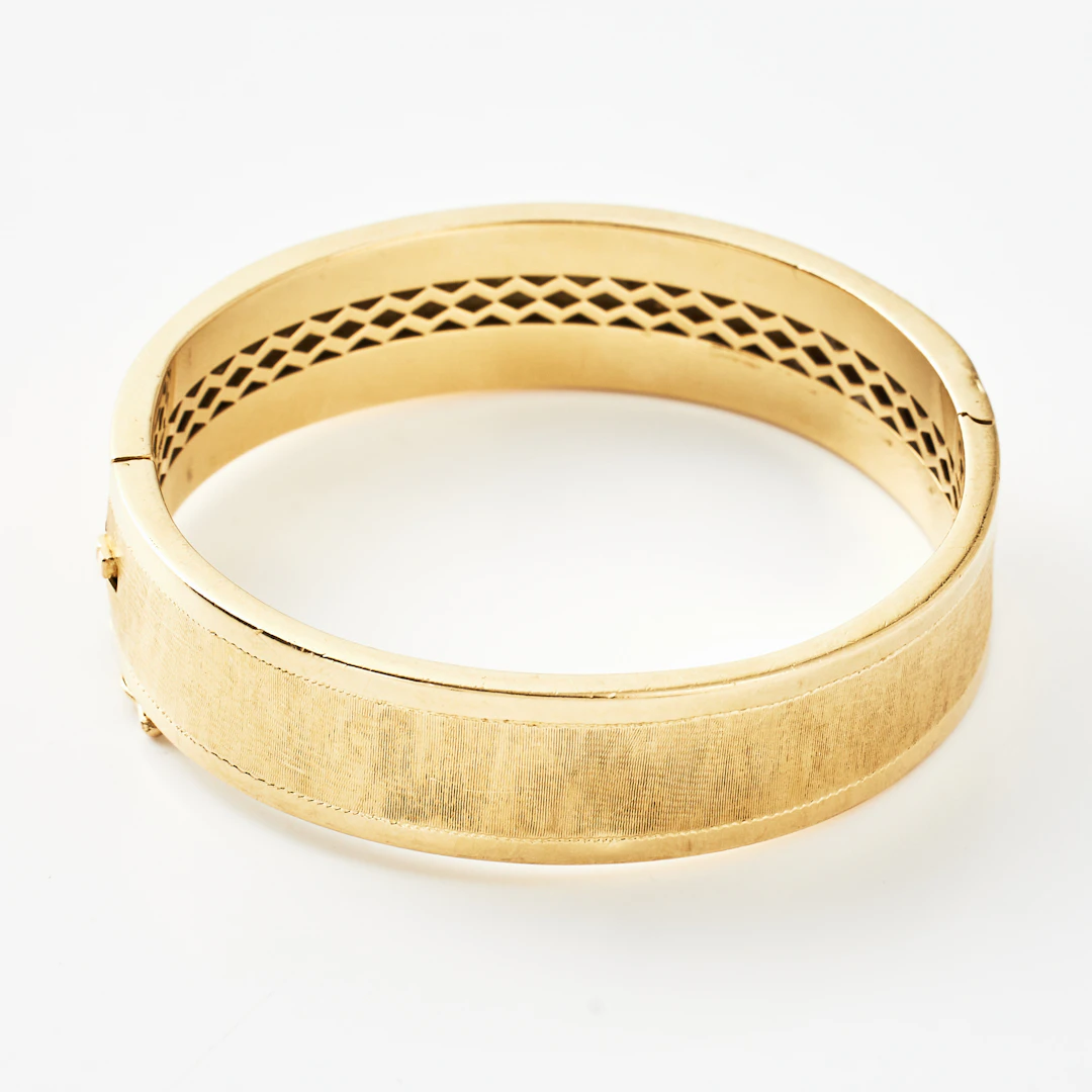 ARMRING, 18 k satinerat-och blankslipat, invändigt med gallerdekor