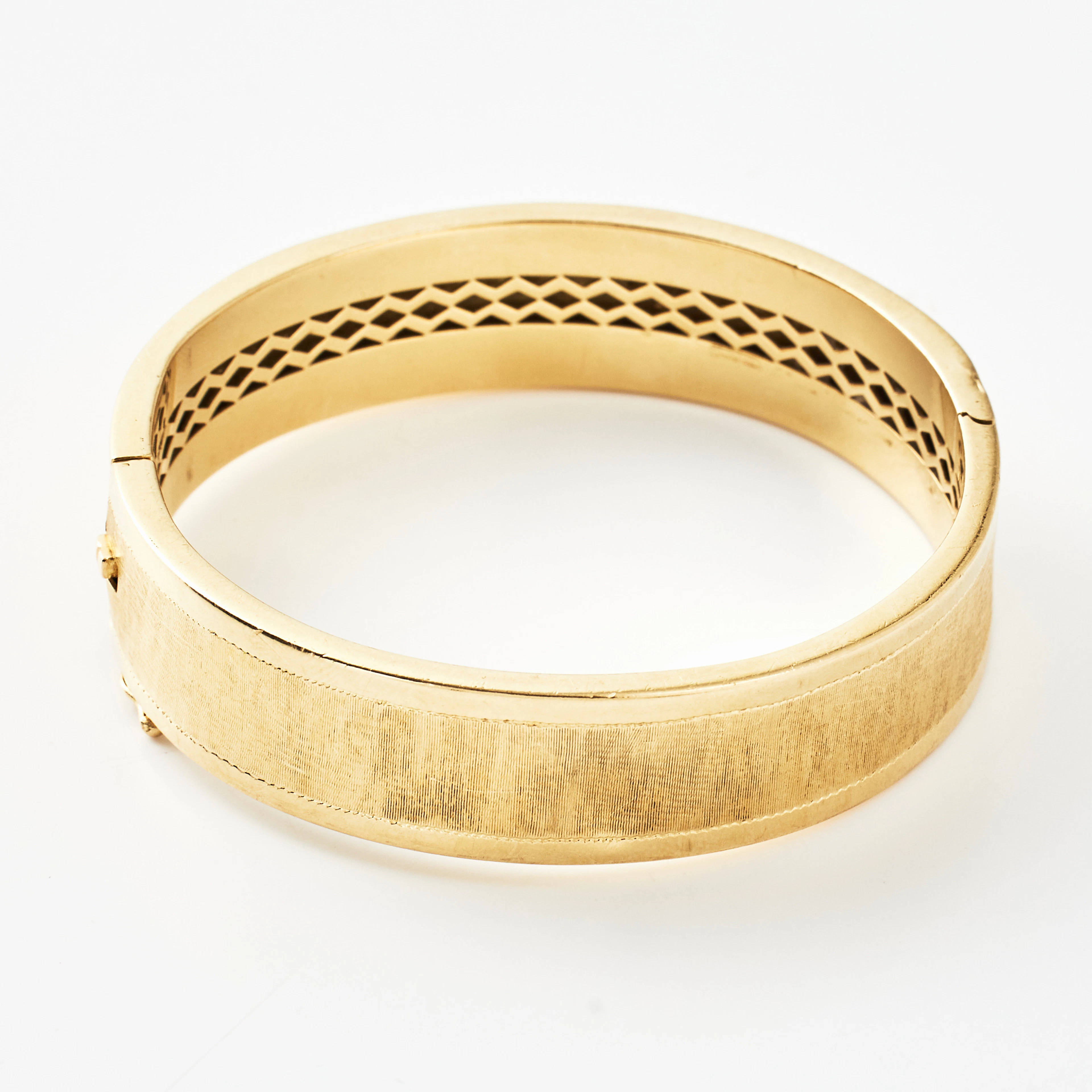 ARMRING, 18 k satinerat-och blankslipat, invändigt med gallerdekor