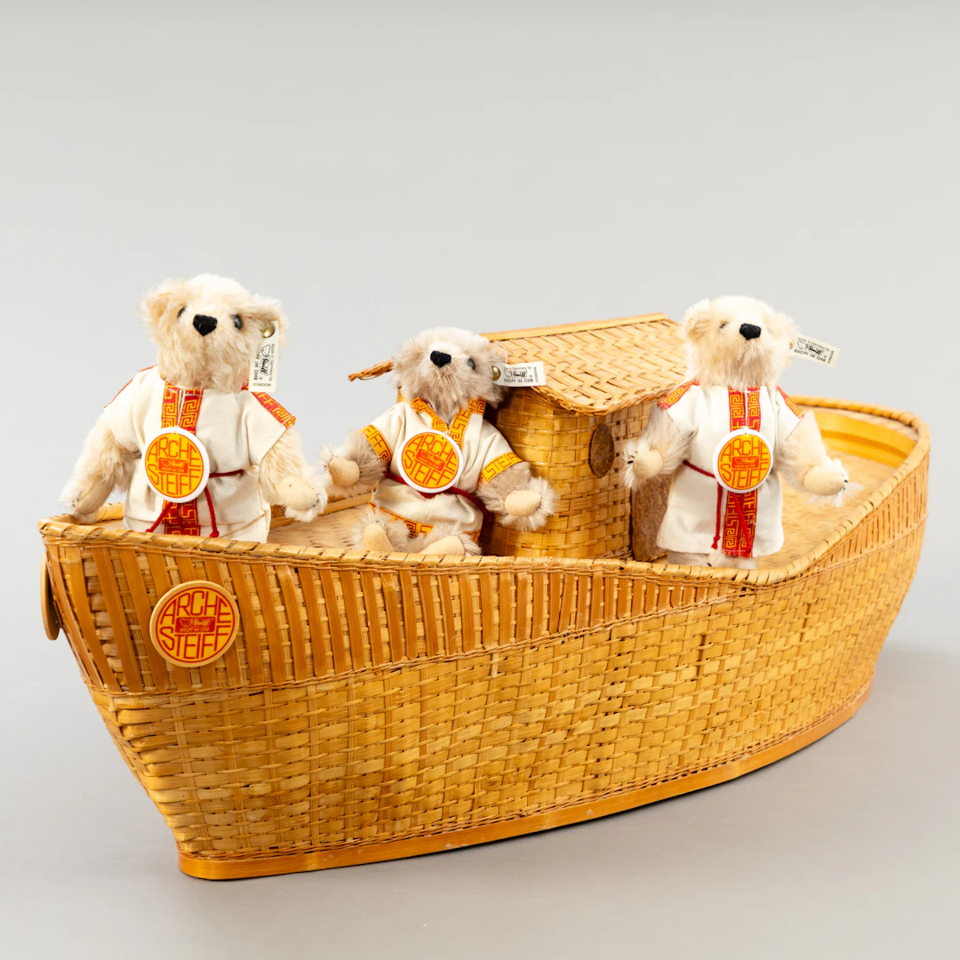 STEIFF. Arche mit Teddy Noah, Frau und einem Sohn, drei Tierpaaren