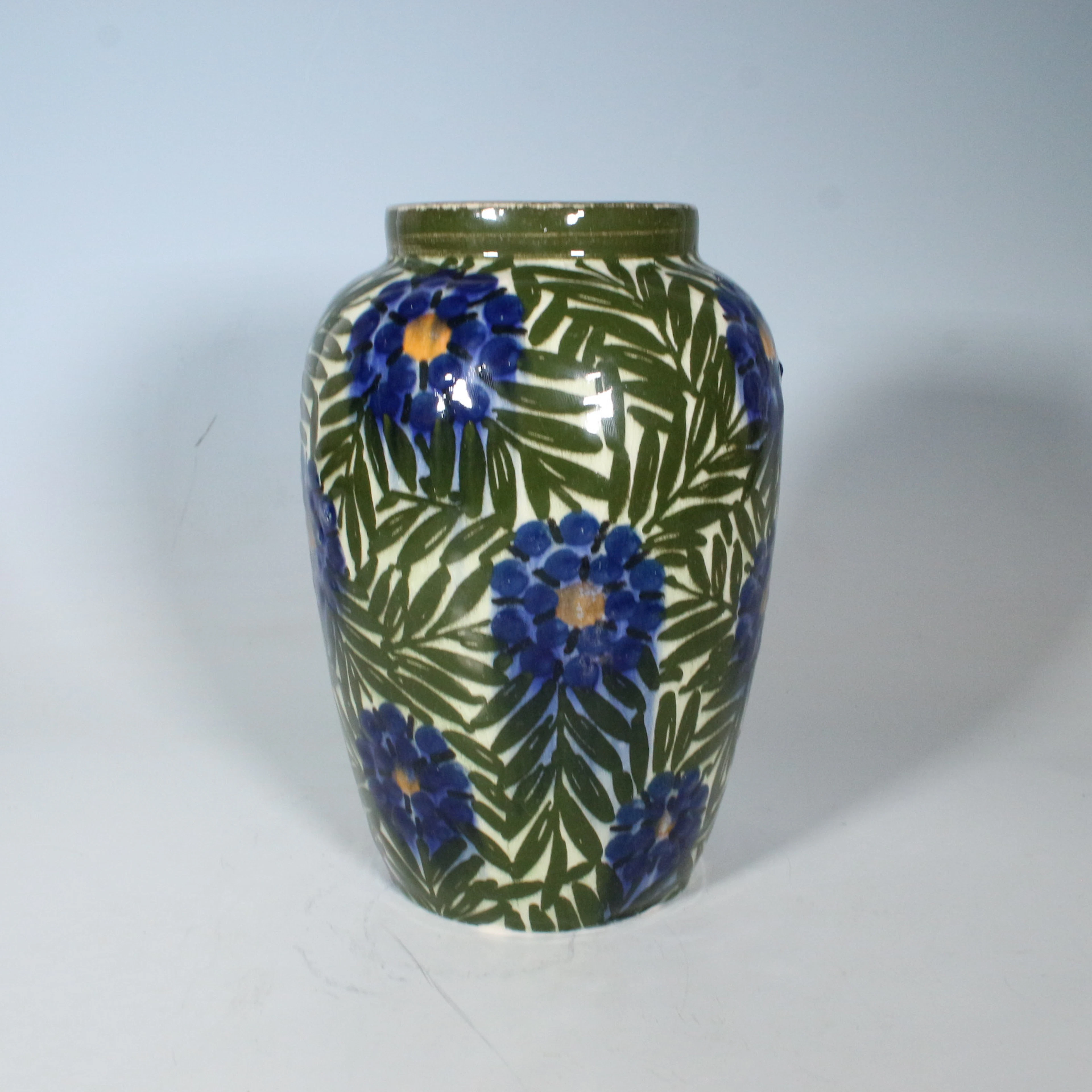 MAX LAEUGER. ZUGESCHRIEBEN. Jugendstil Keramikvase mit floralen Dekor um 1930.