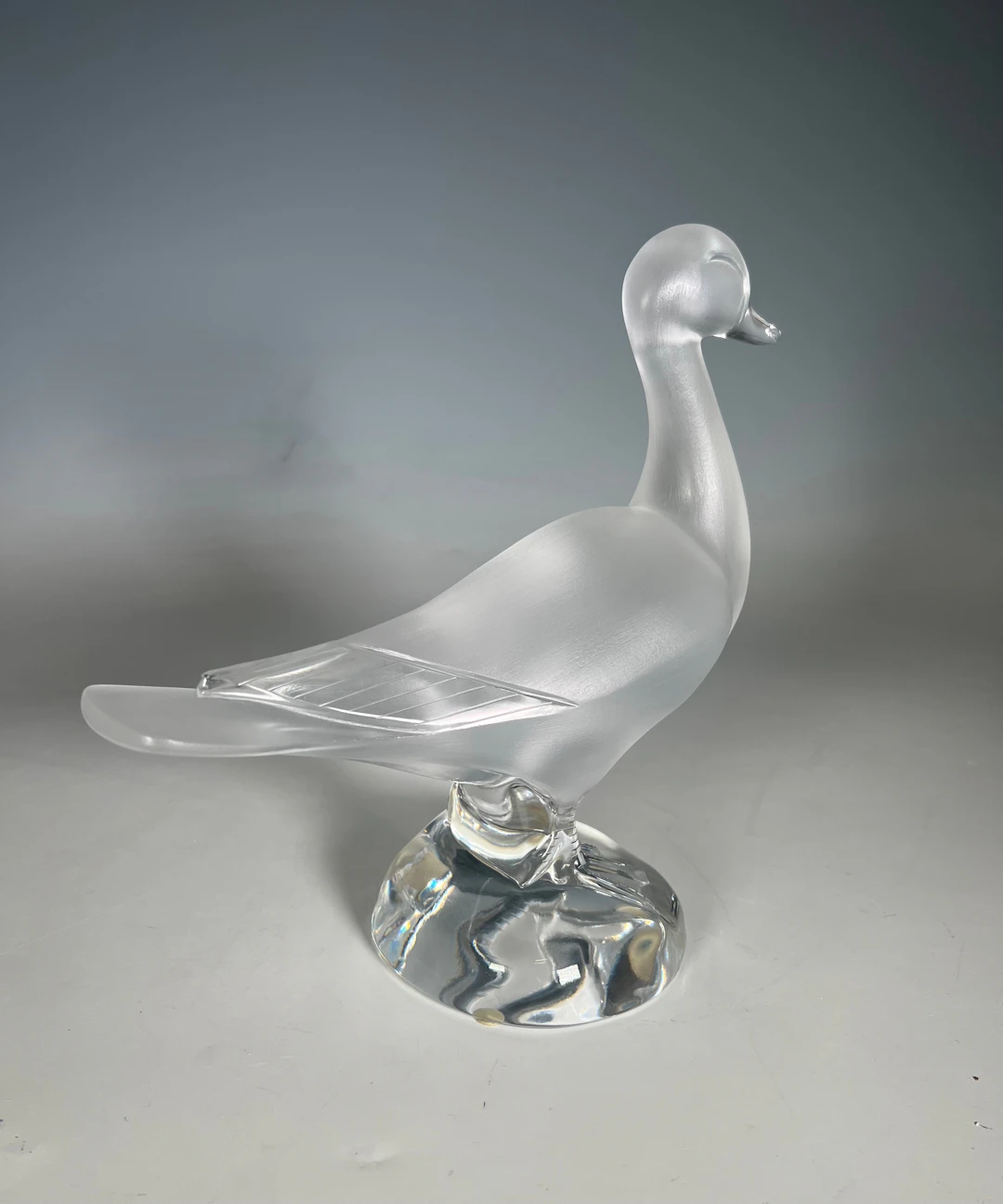 RENÉ LALIQUE. Stehende Ente aus massivem Kristallglas.