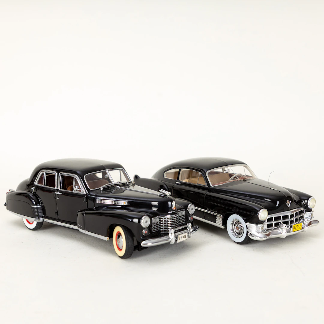 DANBURY MINT. Zwei Modellautos, Cadillac Fleetwood Series 60 und Cadillac