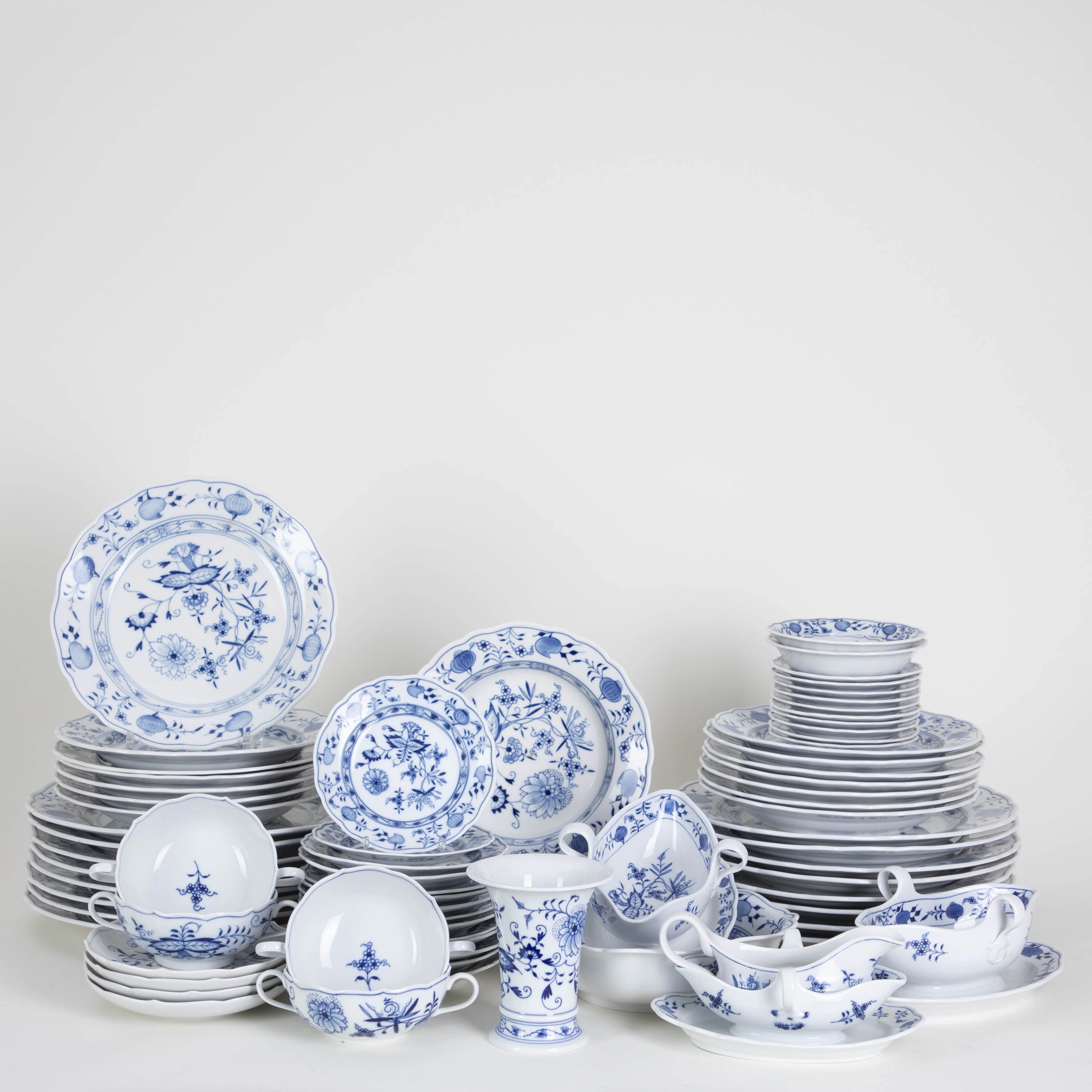 MEISSEN. Tafelservice ´Zwiebelmuster`, 19./20. Jh. (73).