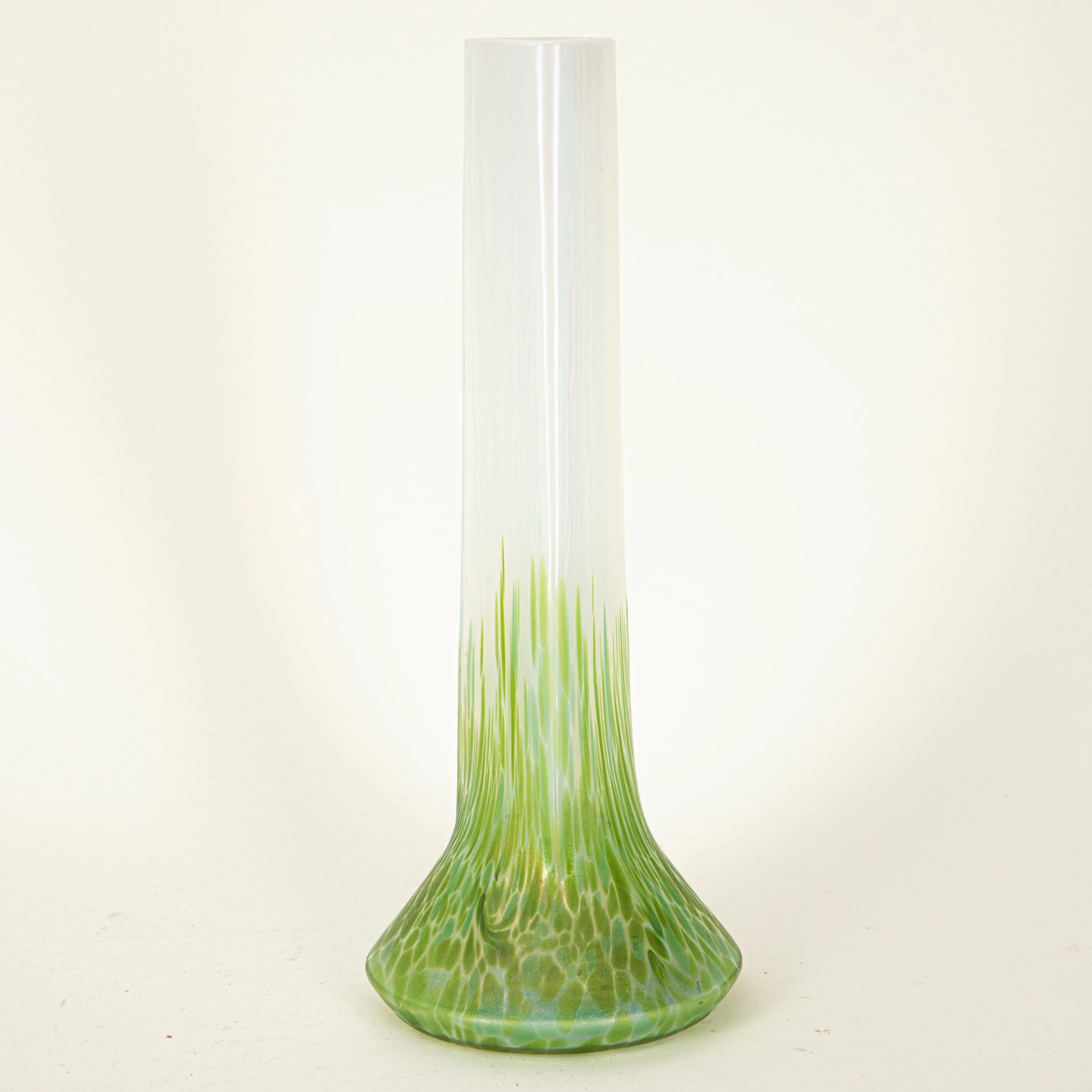 Stangenvase aus Opalglas mit grünen Aufschmelzungen, 1. Hälfte 20. Jh.