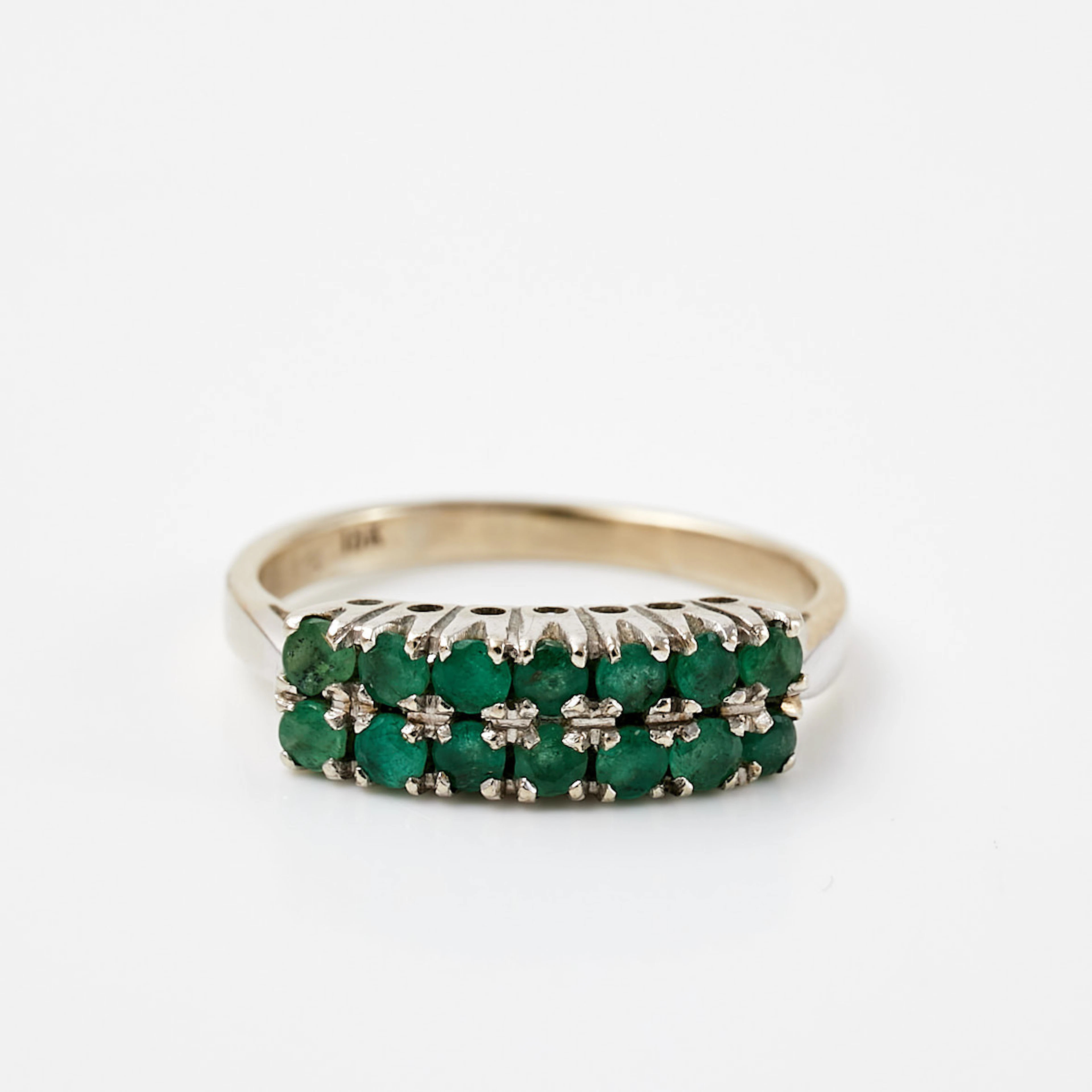 RING, 18 k vitguld, fasettslipade smaragder, svensk importstämpel.