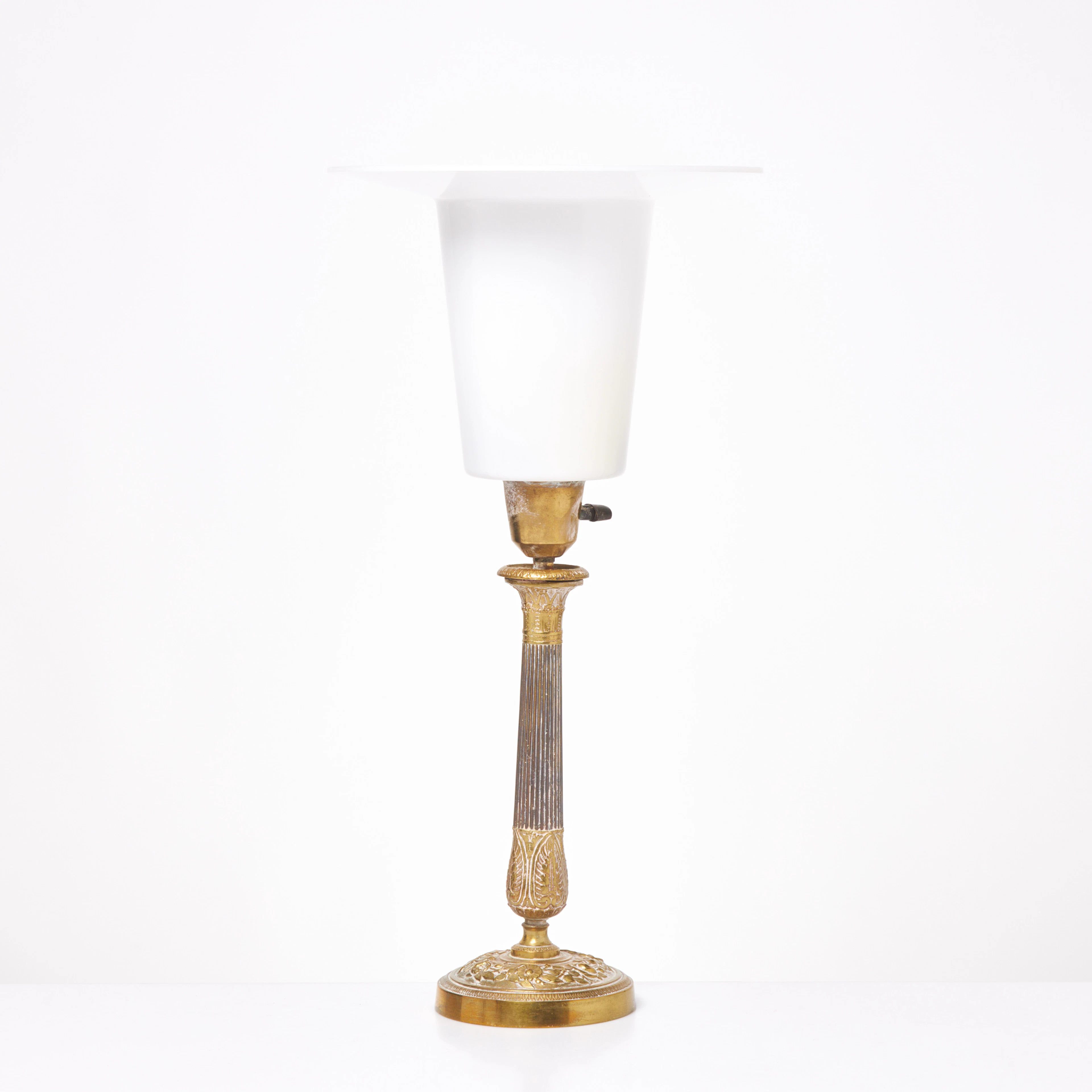 BORDSLAMPA. Asea, märkt E1138, skaft empire modell, basen dekorerad med rosor.
