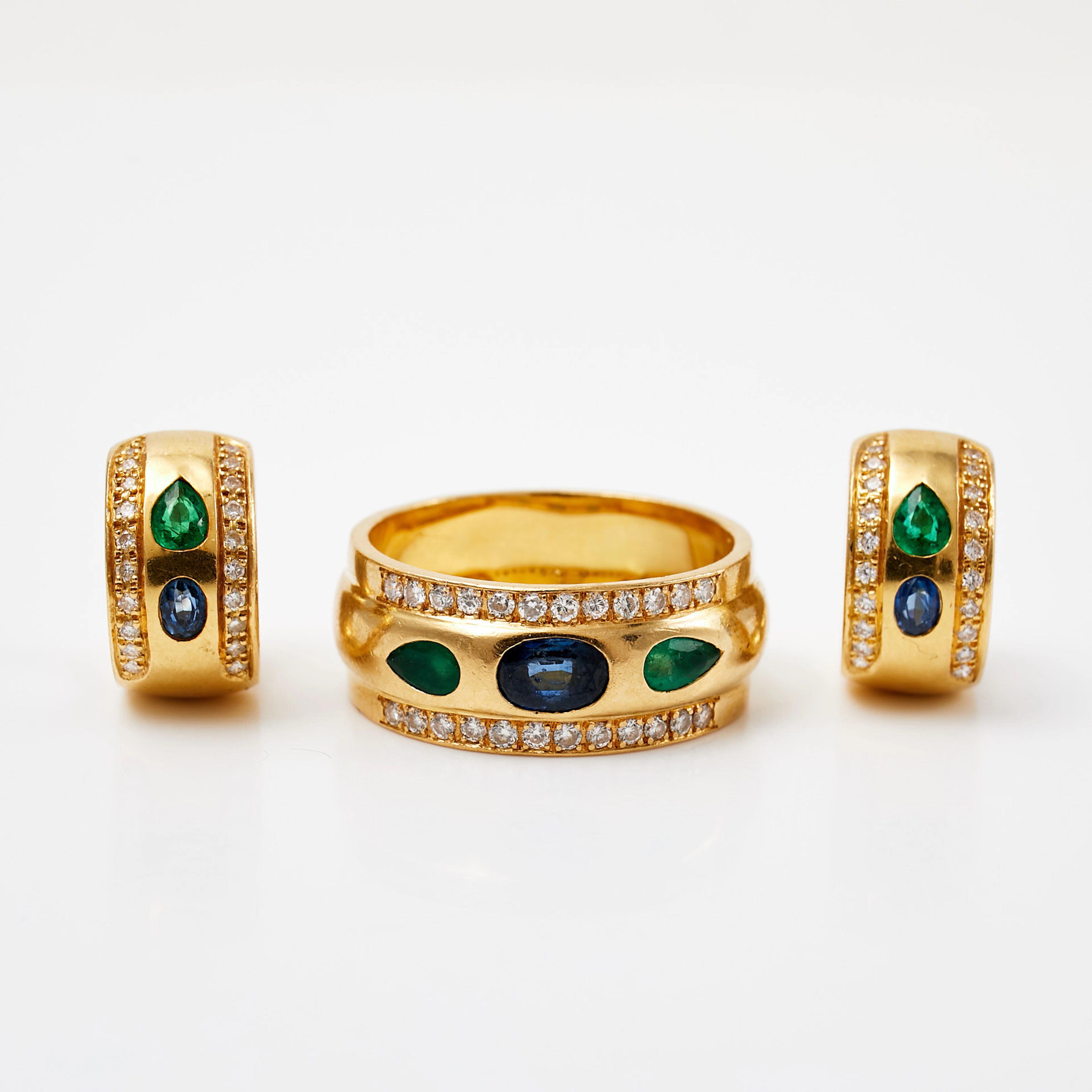 RING samt ÖRHÄNGEN, 1 par, 18 k guld, s.k. creoler, dekor av ovalslipade