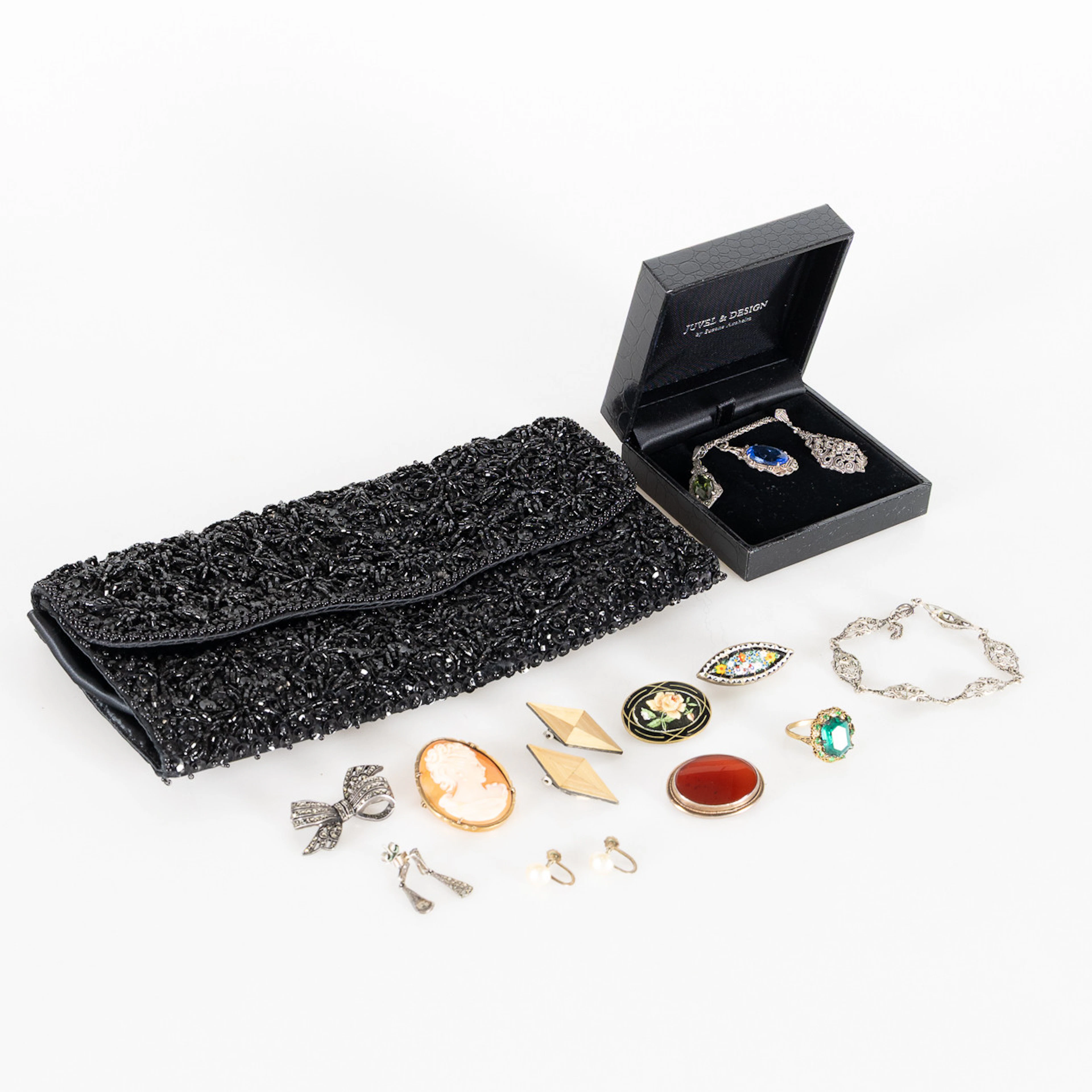 CLUTCH OCH BIJOUTERIER, bl.a. i silver. 14 dlr.